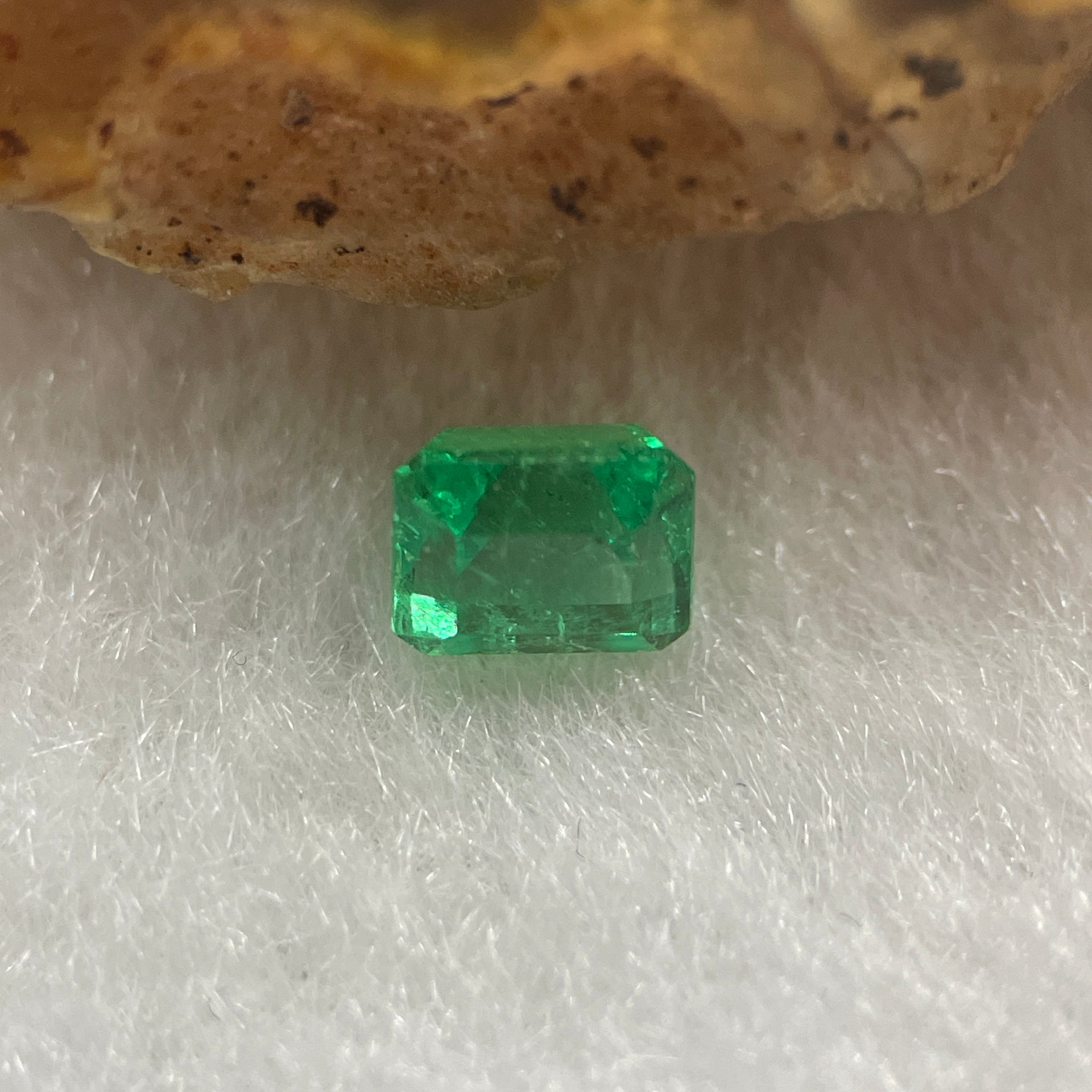 Natural Colombia Green Emerald (Beryl) Cut-Cornered Rectangular step cut 0.53ct 4.9 by 4.2 by 3.7mm - Huangs Jadeite and Jewelry Pte Ltd