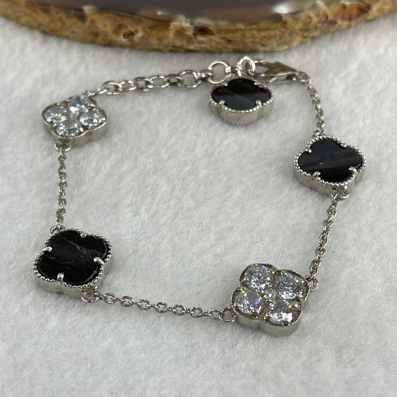 0.5Ct Colourless Round Brilliant Diameter 5.0mm VVS1 Excellent Cut Moissanite Excellent Polish Excellent Symmetry None Florescence and Black Hypersthene in S925 Sliver 4 Leafs Clover Bracelet 15-19cm