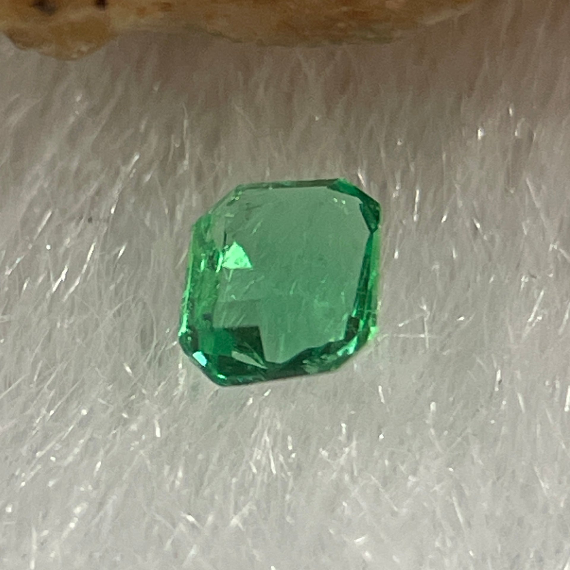Natural Colombia Vivid Green Emerald (Beryl) Cut-Cornered Rectangular Step cut 0.09ct 3.1 by 2.6 by 1.7mm - Huangs Jadeite and Jewelry Pte Ltd