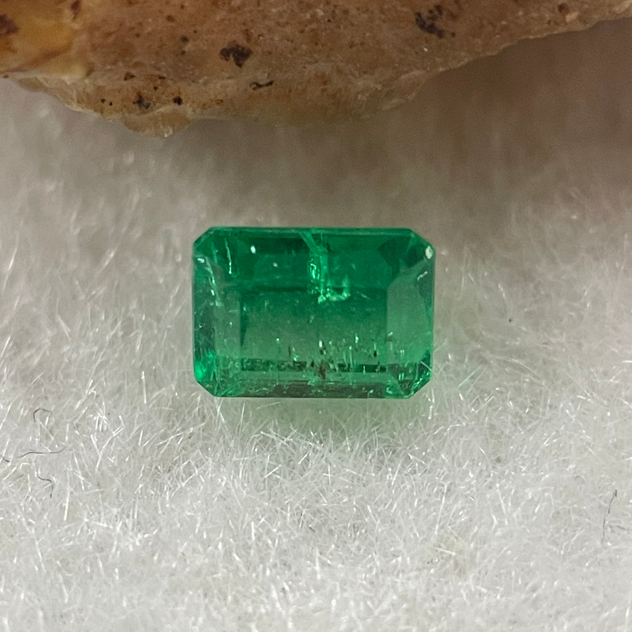 Natural Colombia Vivid Green Emerald (Beryl) Cut-Cornered Rectangular Step cut 0.47ct 4.8 by 3.9 by 3.2mm - Huangs Jadeite and Jewelry Pte Ltd