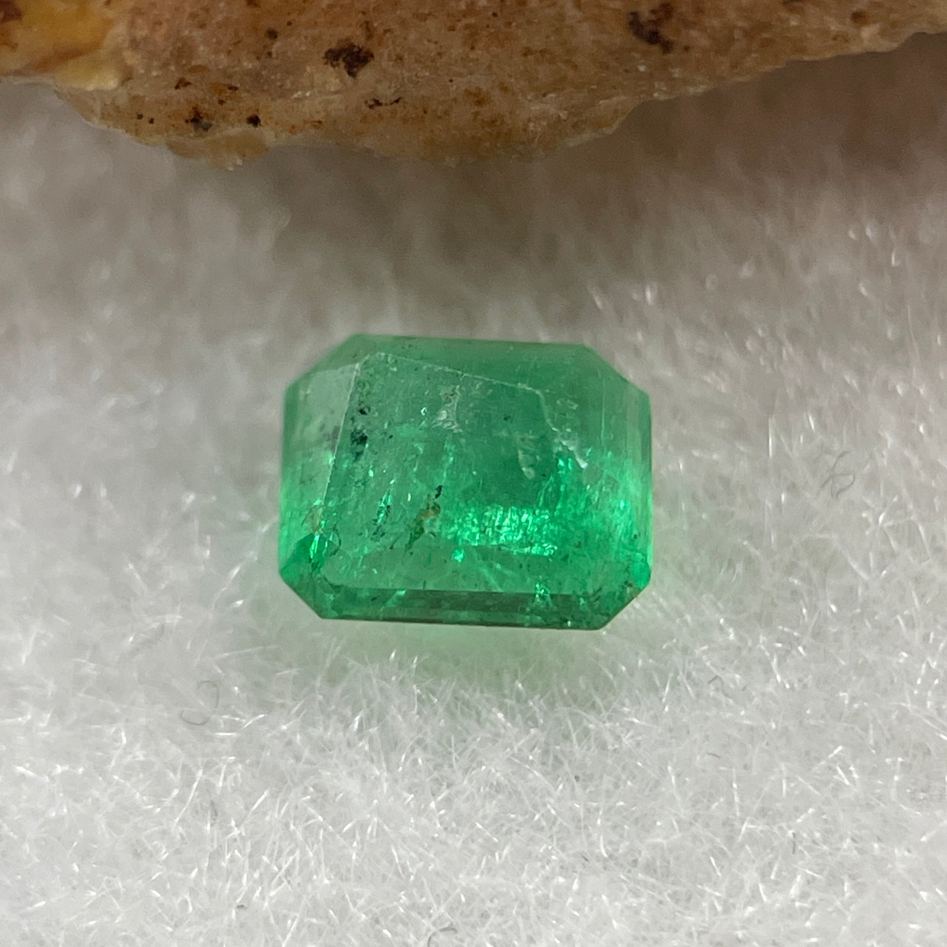 Natural Colombia Vivid Green Emerald (Beryl) Cut-Cornered Rectangular Step cut 0.43ct 5.0 by 4.0 by 2.6mm - Huangs Jadeite and Jewelry Pte Ltd