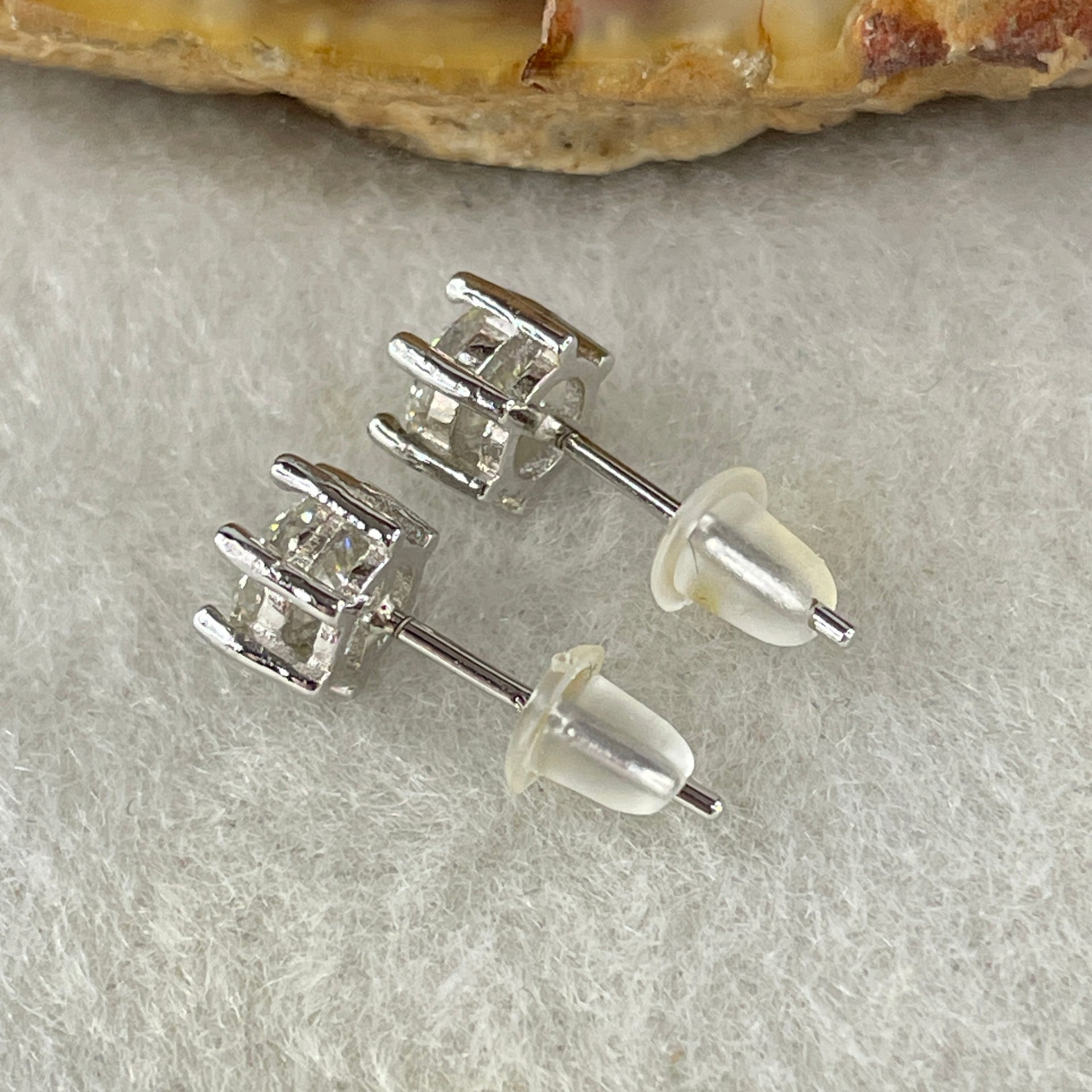 0.5 Ct Colourless Round Brilliant Diameter 5.0mm D VVS1 Excellent Cut Excellent Polish Excellent Symmetry None Florescence Moissanite in S925 Silver Earrings GRA 218444639 - Huangs Jadeite and Jewelry Pte Ltd