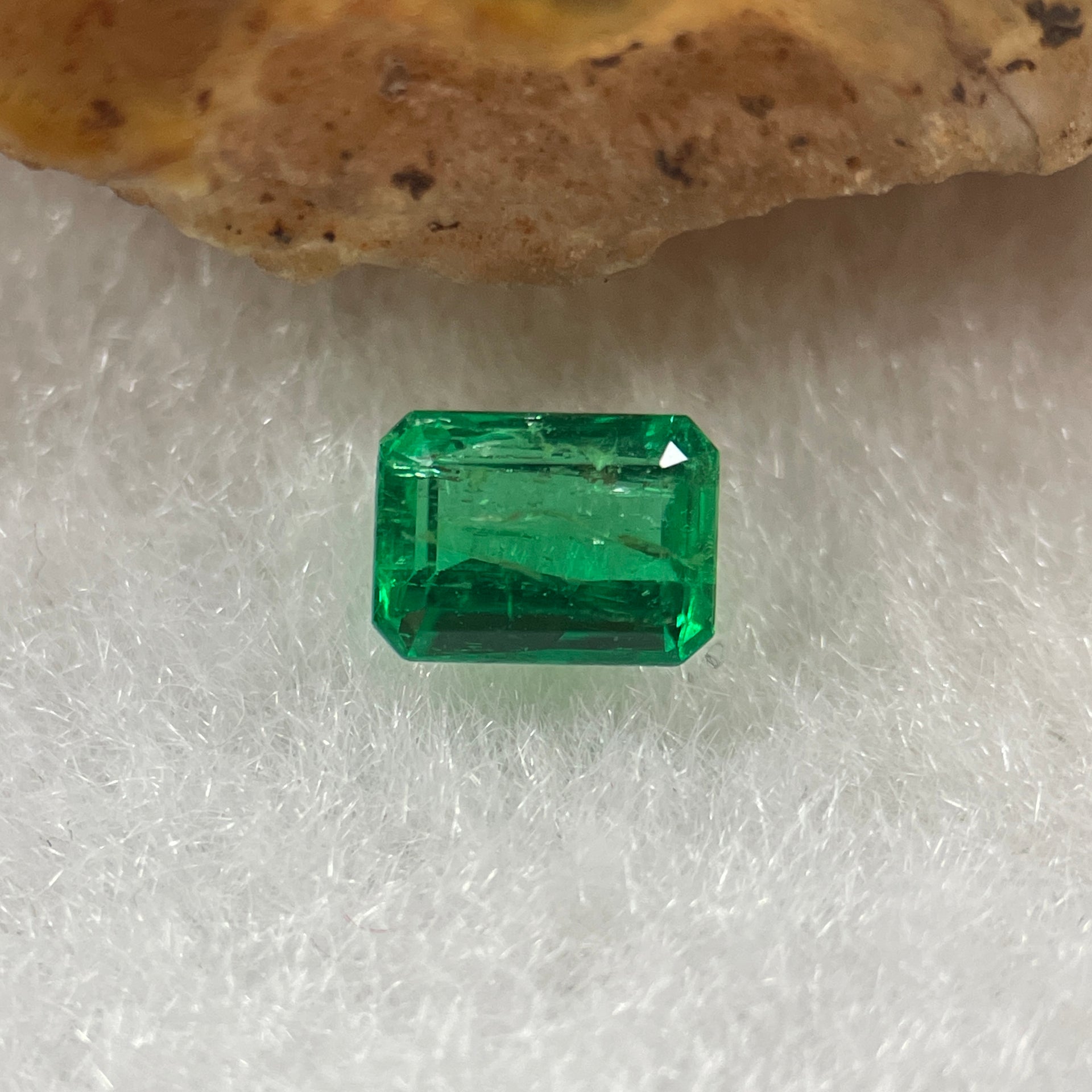 Natural Colombia Vivid Green Emerald (Beryl) Cut-Cornered Rectangular Step cut 0.45ct 5.4 by 3.9 by 2.6mm - Huangs Jadeite and Jewelry Pte Ltd