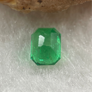 Natural Colombia Vivid Green Emerald (Beryl) Cut-Cornered Rectangular Step cut 0.47ct 4.7 by 3.7 by 3.1mm - Huangs Jadeite and Jewelry Pte Ltd