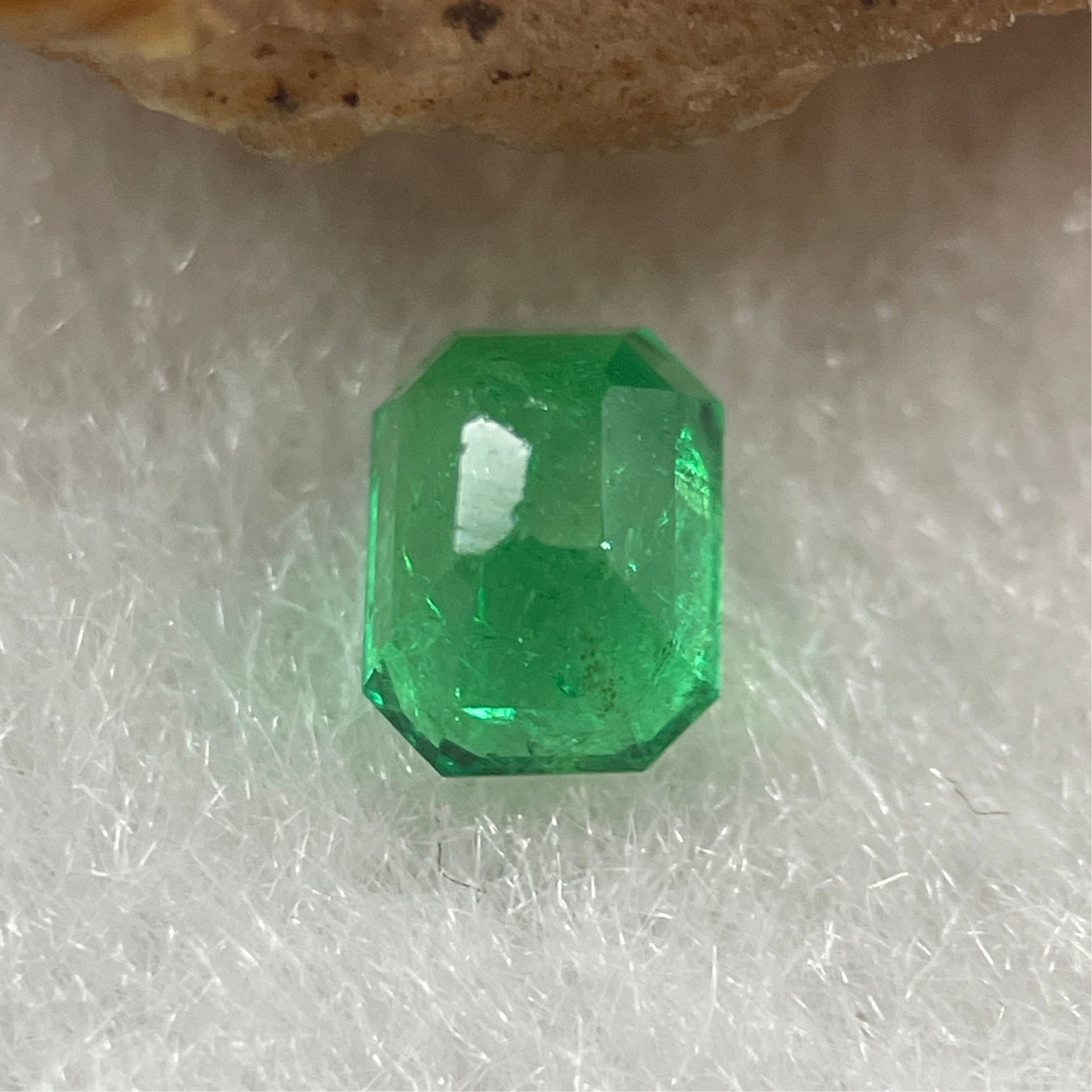Natural Colombia Vivid Green Emerald (Beryl) Cut-Cornered Rectangular Step cut 0.47ct 4.7 by 3.7 by 3.1mm - Huangs Jadeite and Jewelry Pte Ltd