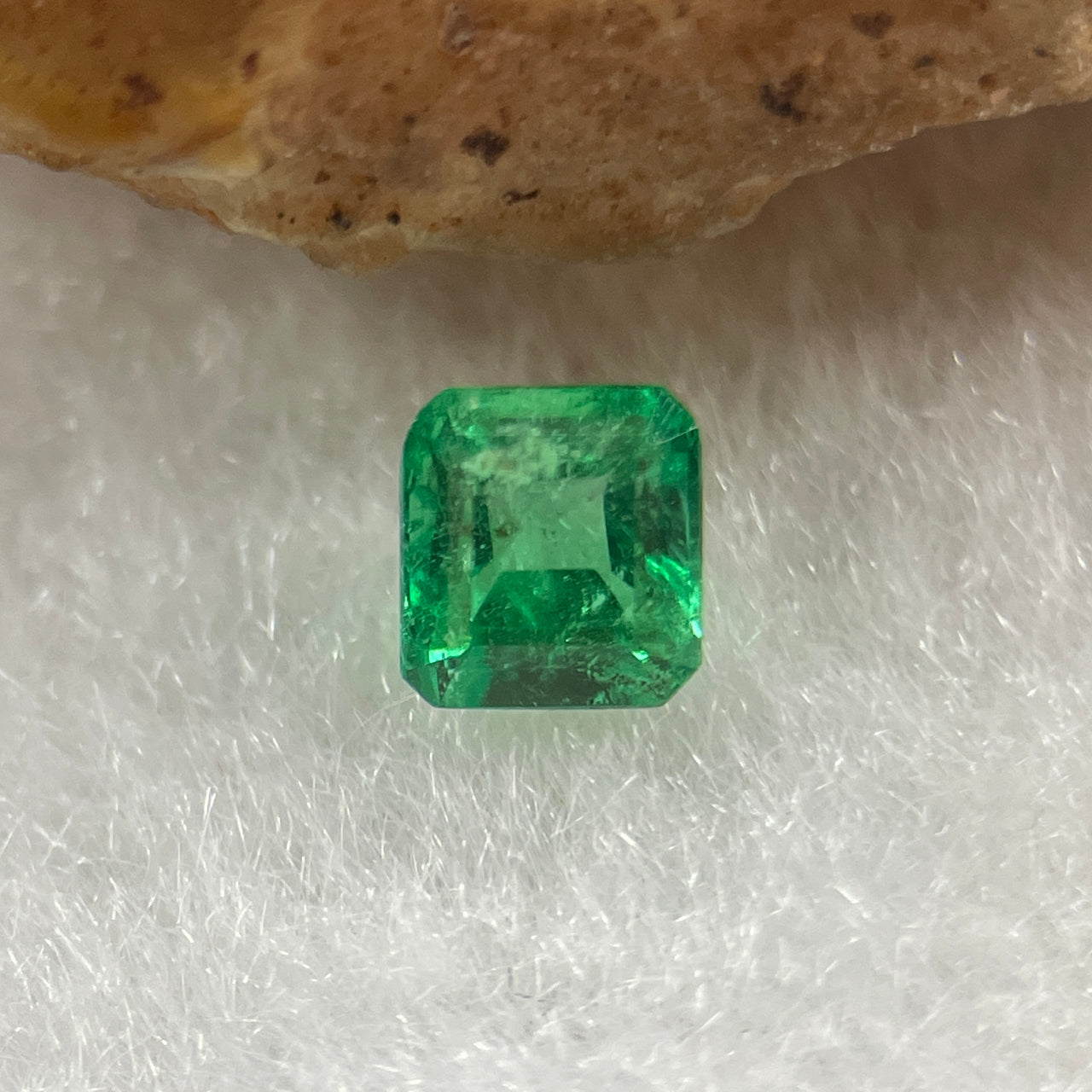 Natural Colombia Vivid Green Emerald (Beryl) Cut-Cornered Square Step cut 0.40ct 4.3 by 4.1 by 3.2mm - Huangs Jadeite and Jewelry Pte Ltd