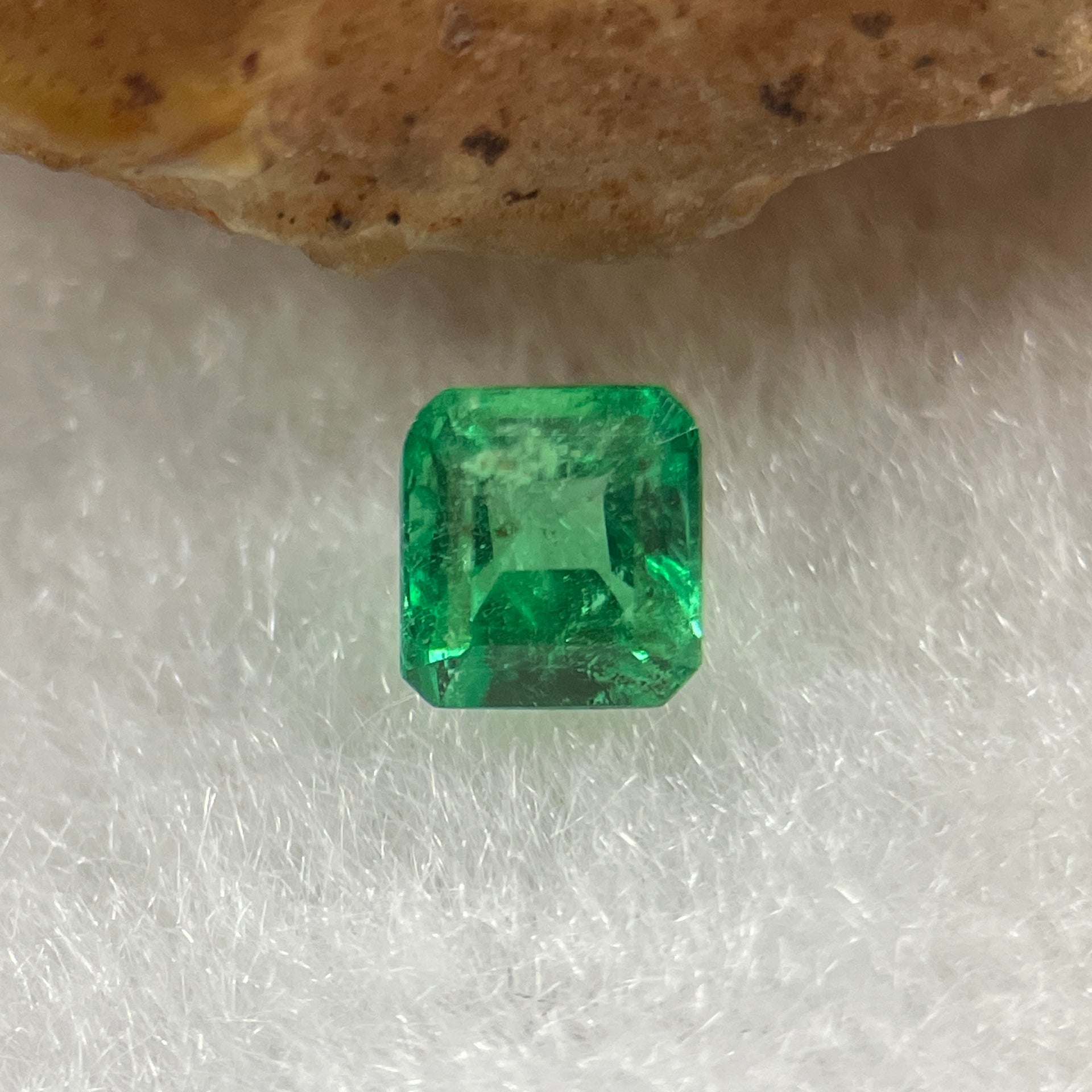 Natural Colombia Vivid Green Emerald (Beryl) Cut-Cornered Square Step cut 0.40ct 4.3 by 4.1 by 3.2mm - Huangs Jadeite and Jewelry Pte Ltd