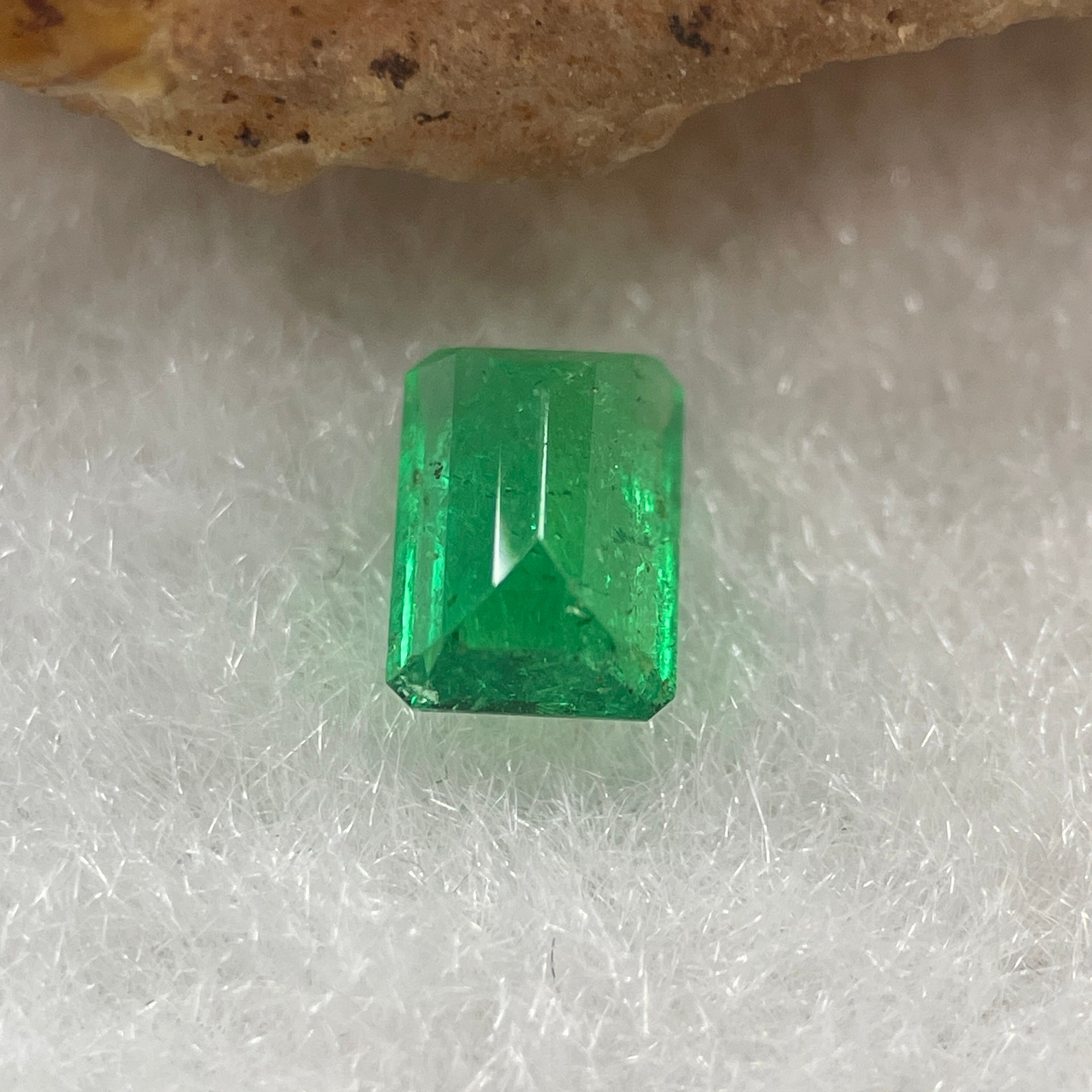 Natural Colombia Vivid Green Emerald (Beryl) Cut-Cornered Rectangular Step cut 0.48ct 5.5 by 3.9 by 2.9mm - Huangs Jadeite and Jewelry Pte Ltd