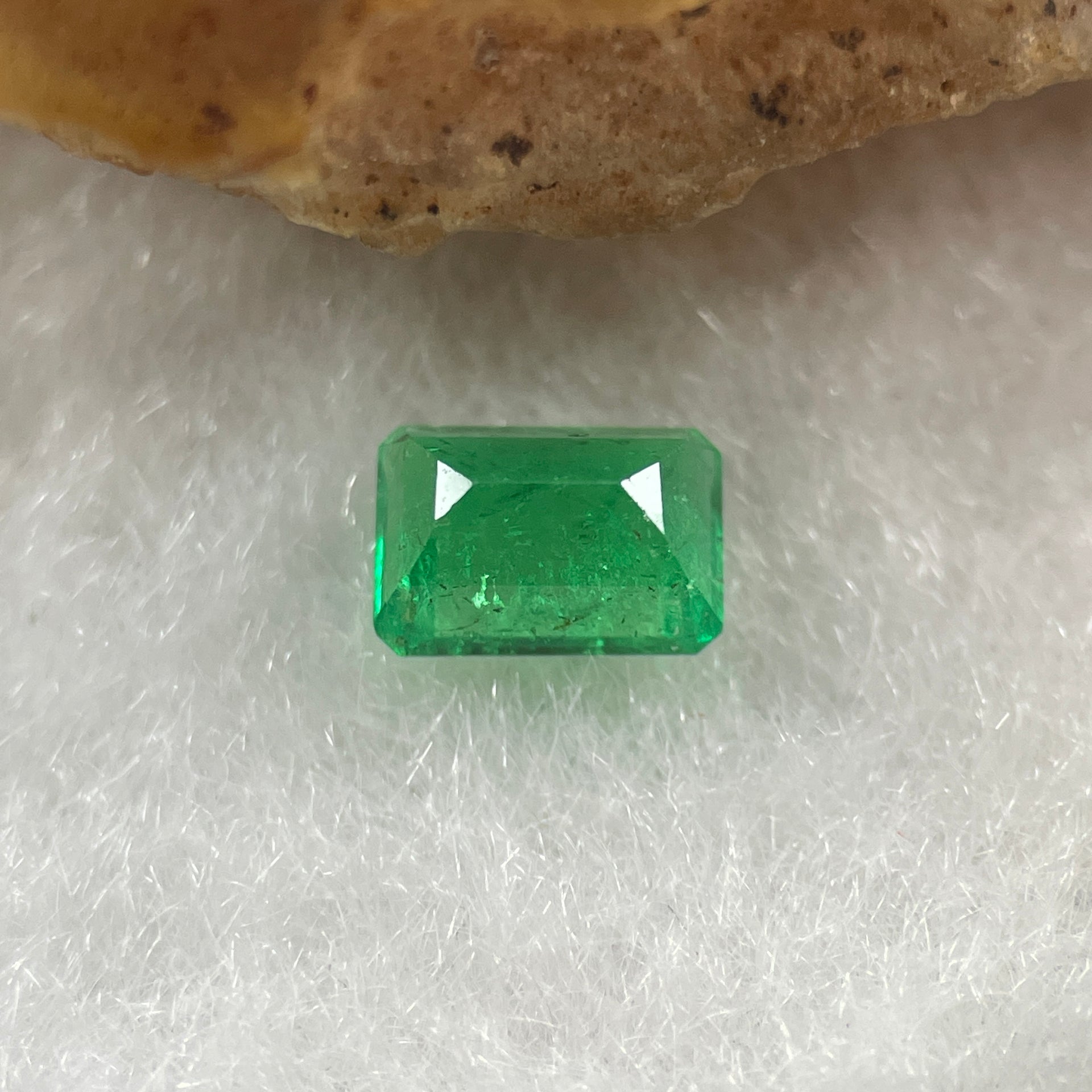Natural Colombia Vivid Green Emerald (Beryl) Cut-Cornered Rectangular Step cut 0.48ct 5.5 by 3.9 by 2.9mm - Huangs Jadeite and Jewelry Pte Ltd