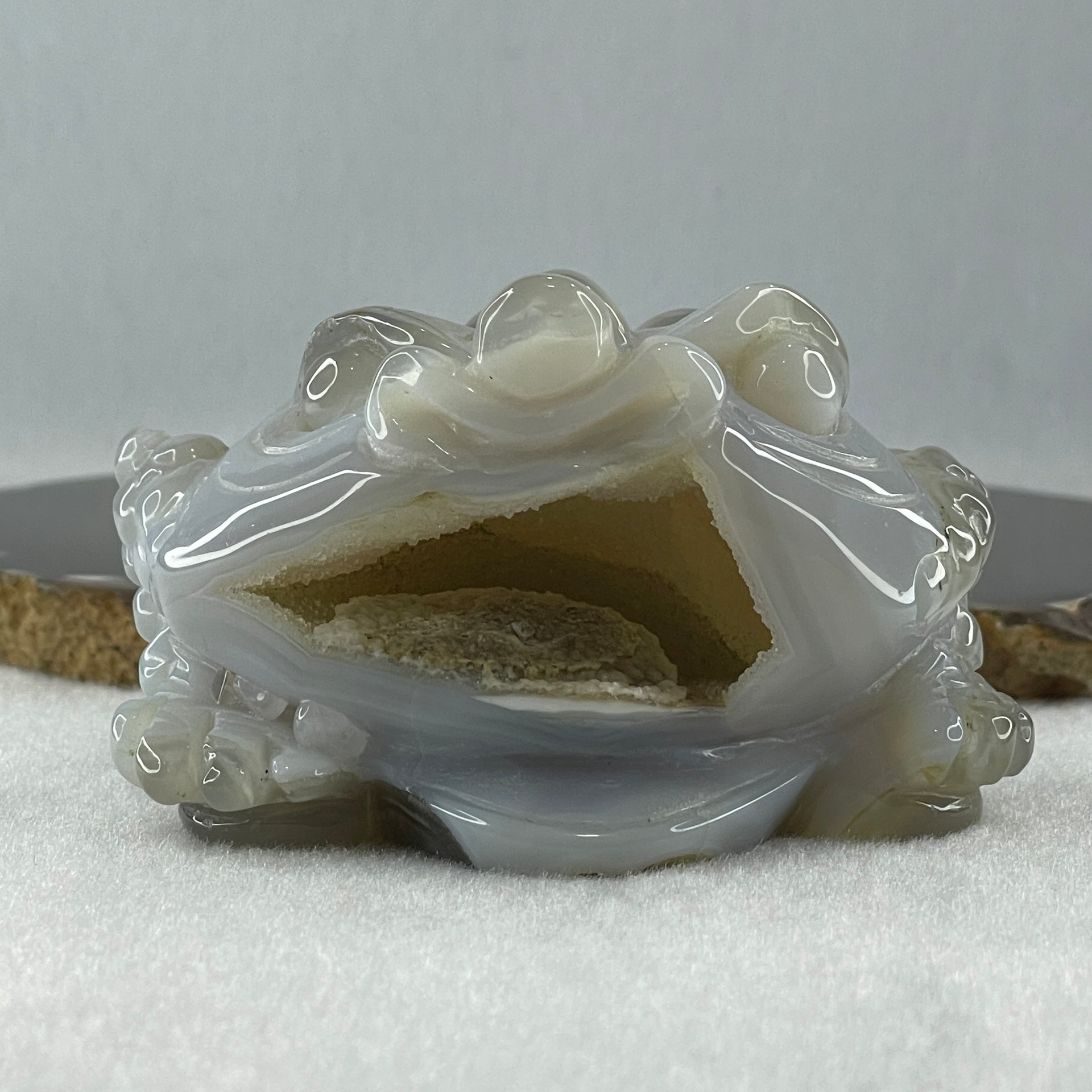 Natural White With Grey Wuji Agate 3 Legged Toast Display 275.5g 84.0 by 70.0 by 50.0mm - Huangs Jadeite and Jewelry Pte Ltd
