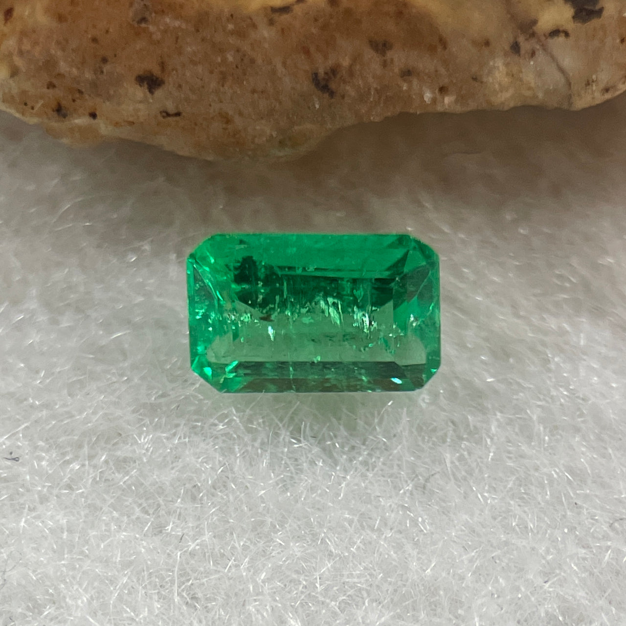 Natural Colombia Vivid Green Emerald (Beryl) Cut-Cornered Rectangular Step cut 0.44ct 5.8 by 4.0 by 2.6mm - Huangs Jadeite and Jewelry Pte Ltd