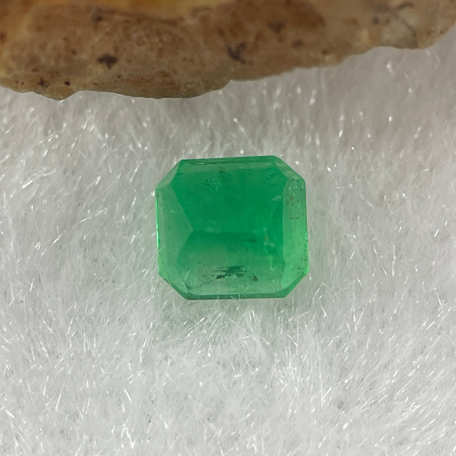 Natural Colombia Vivid Green Emerald (Beryl) Cut-Cornered Rectangular Step cut 0.48ct 4.9 by 4.6 by 2.8mm - Huangs Jadeite and Jewelry Pte Ltd
