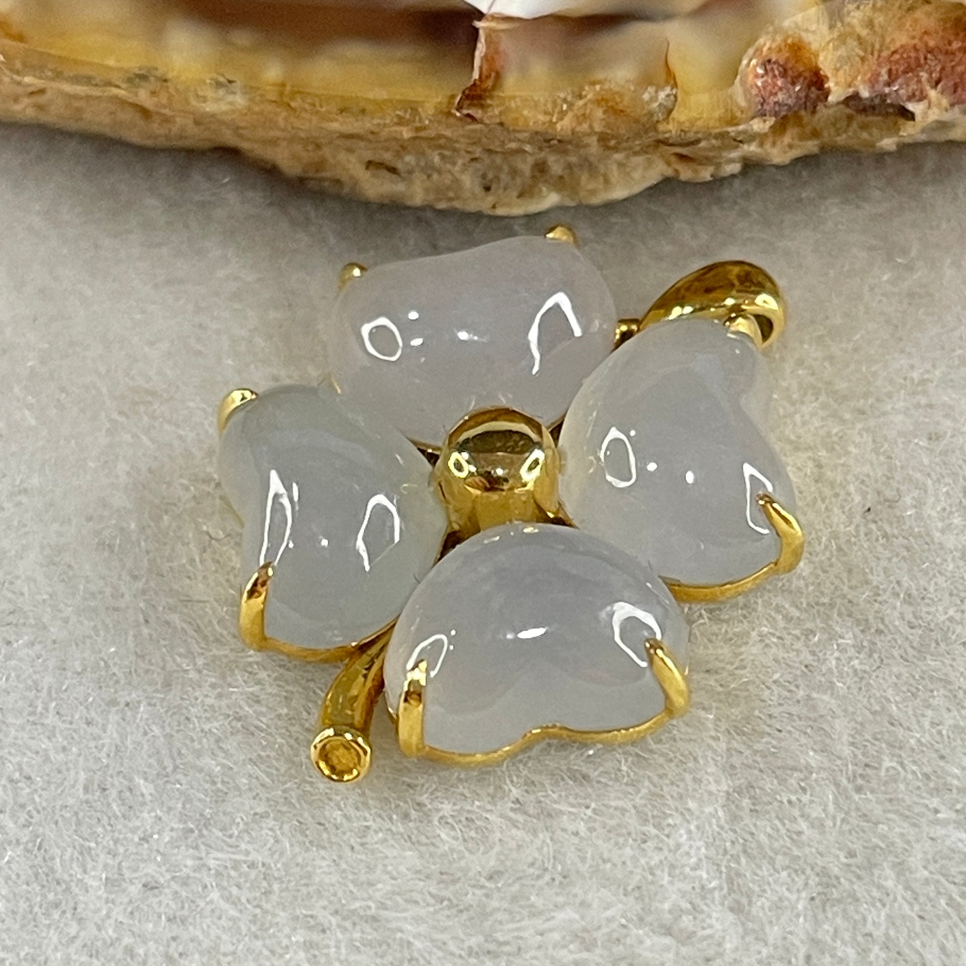 Type A Semi Icy Faint Lavender Jadeite 4 Leafs Clover in 18K Yellow Gold Pendant 3.51g 9.2 by 6.5 by 4.6mm 4Pcs - Huangs Jadeite and Jewelry Pte Ltd