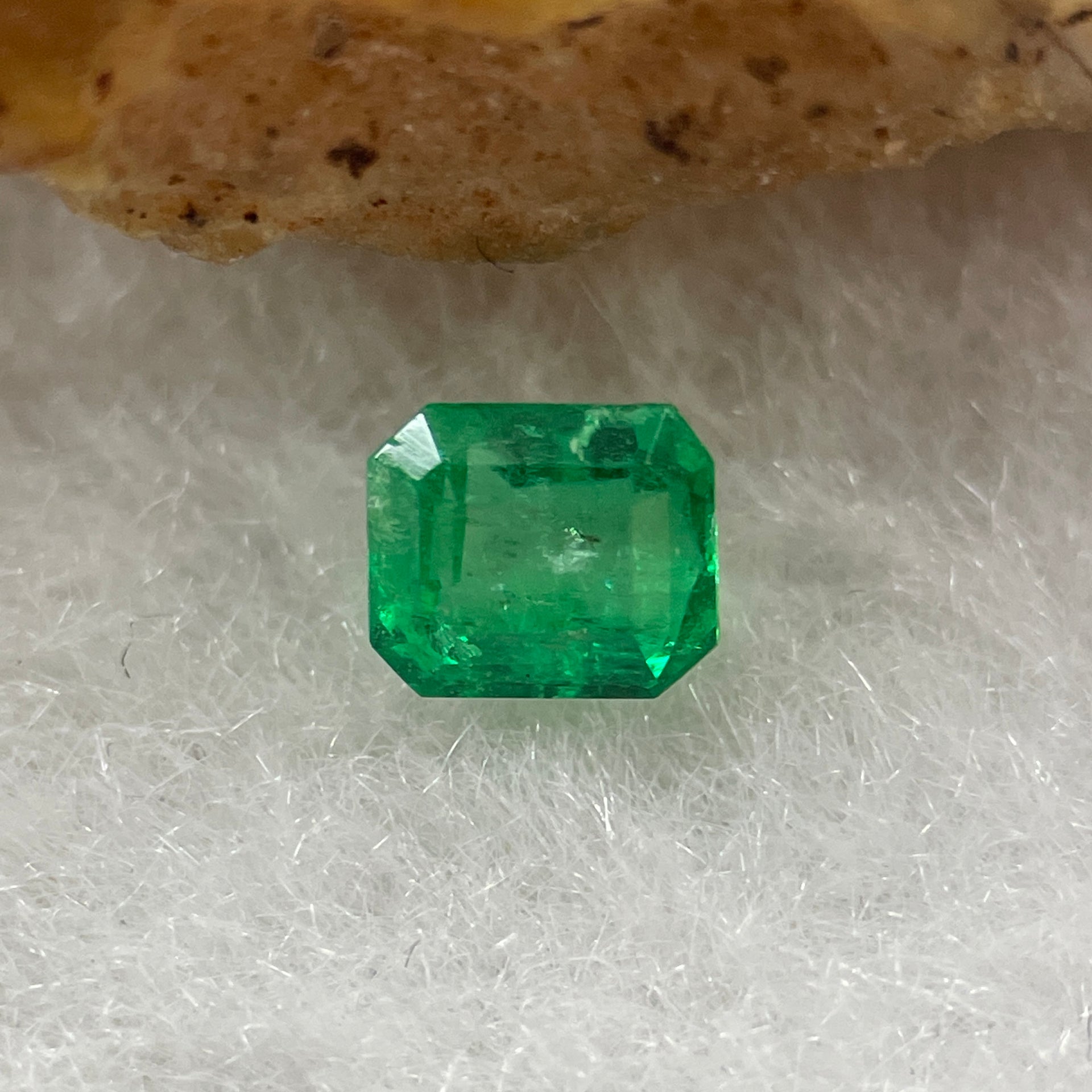 Natural Colombia Vivid Green Emerald (Beryl) Cut-Cornered Rectangular Step cut 0.40ct 4.6 by 4.0 by 2.9mm - Huangs Jadeite and Jewelry Pte Ltd