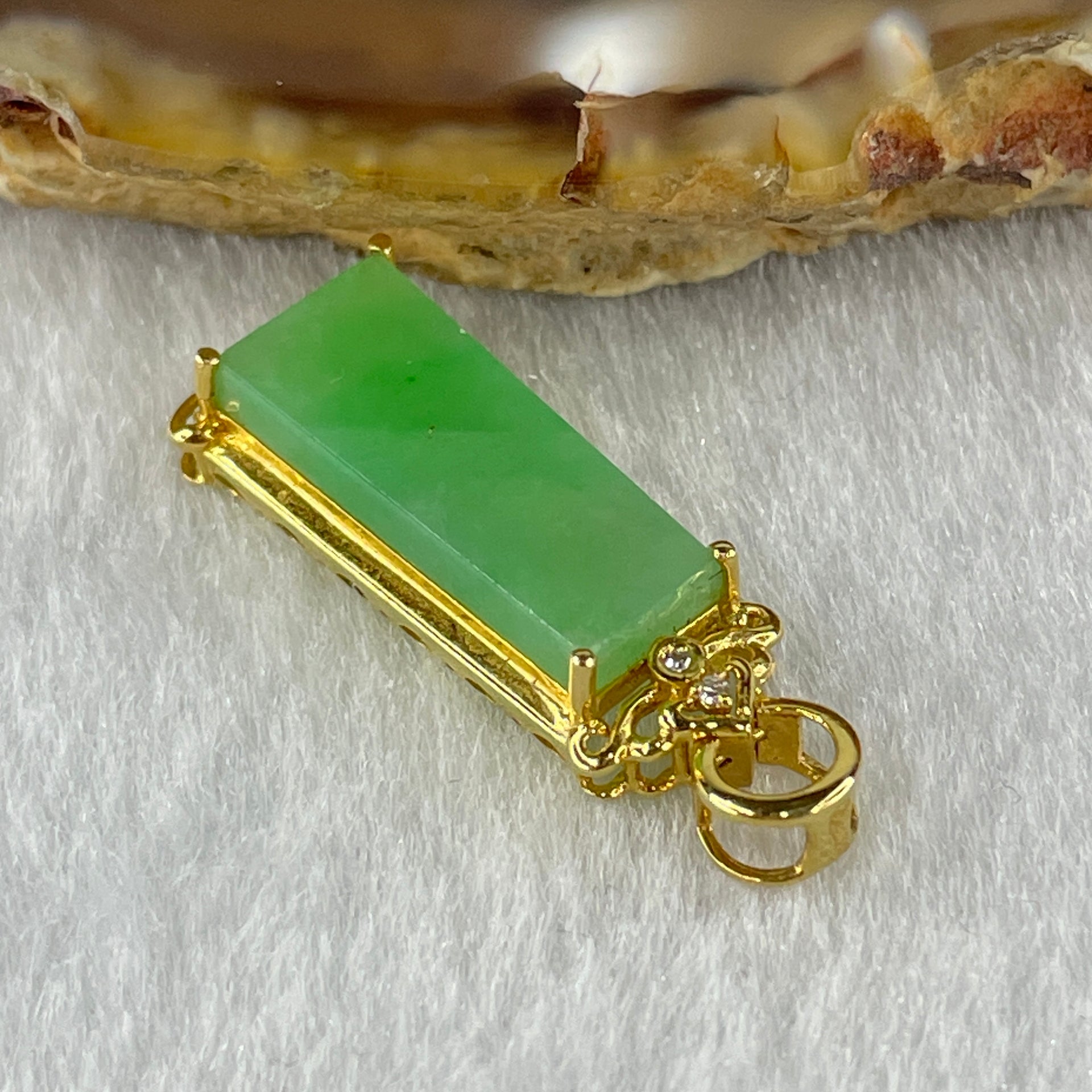18K Yellow Gold Type A Natural Apple Green Jadeite Wu Shi Pai 16.5 by 7.1 by 2.5mm with Natural Diamonds Pendant 1.88g - Huangs Jadeite and Jewelry Pte Ltd