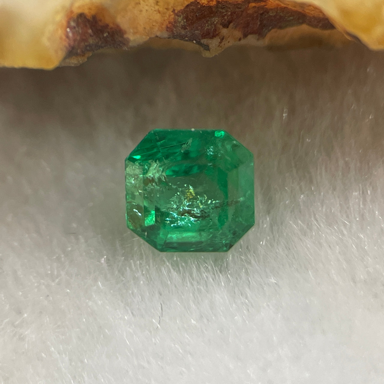 Natural Colombia Green Emerald (Beryl) Cut-Cornered Rectangular step cut 1.03ct 5.7 by 5.6 by 4.7mm - Huangs Jadeite and Jewelry Pte Ltd