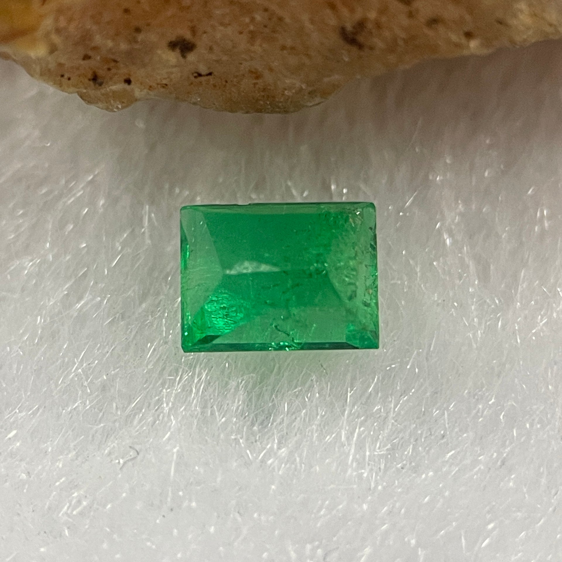 Natural Colombia Vivid Green Emerald (Beryl) Cut-Cornered Rectangular Step cut 0.37ct 4.7 by 3.4 by 2.6mm - Huangs Jadeite and Jewelry Pte Ltd