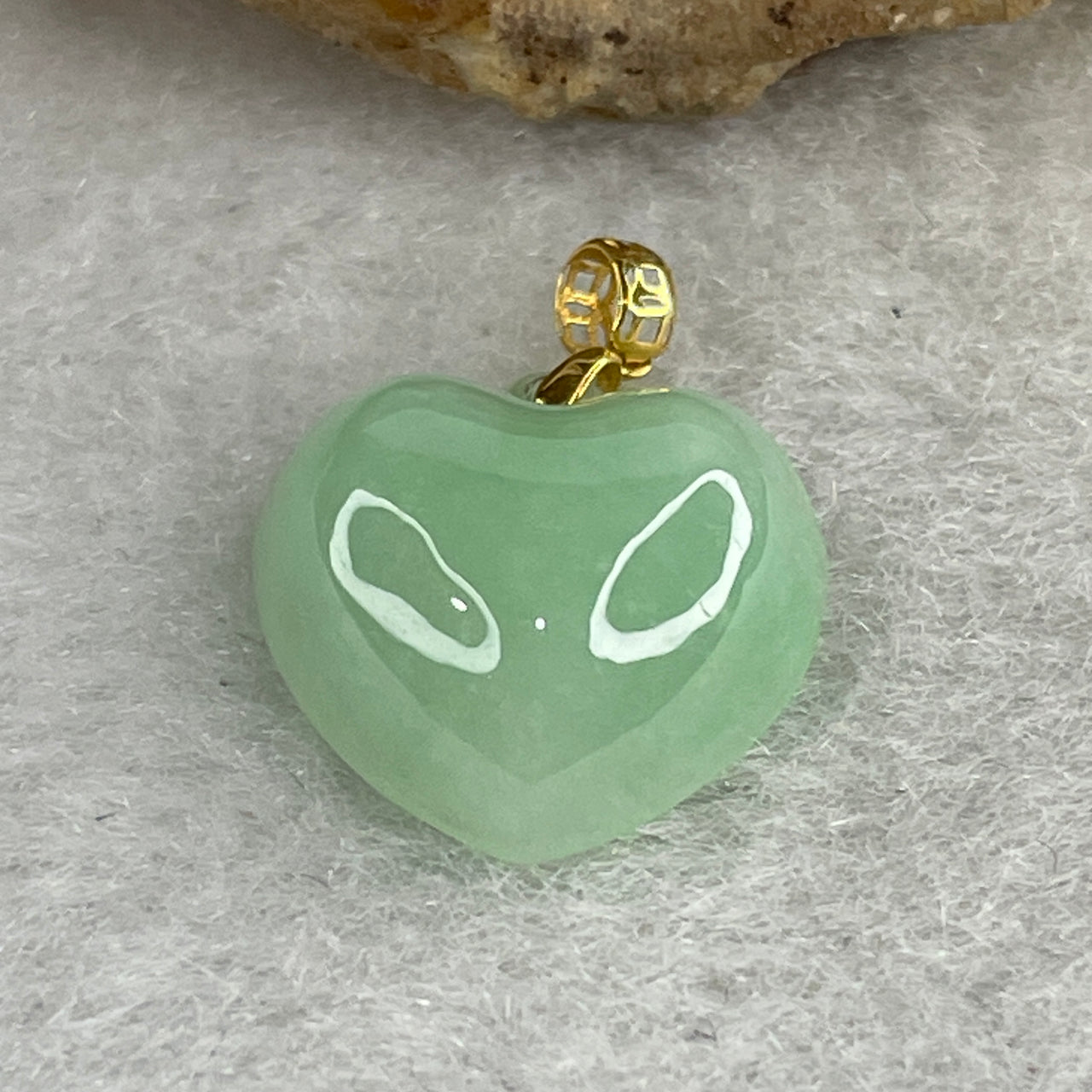 Natural Type A Apple Green Jadeite Heart Pendant | Solid 18K 750 Yellow Gold Clasp Luxury Romantic Fine Charm (1.66g, 13.1x13.4x5.5mm)