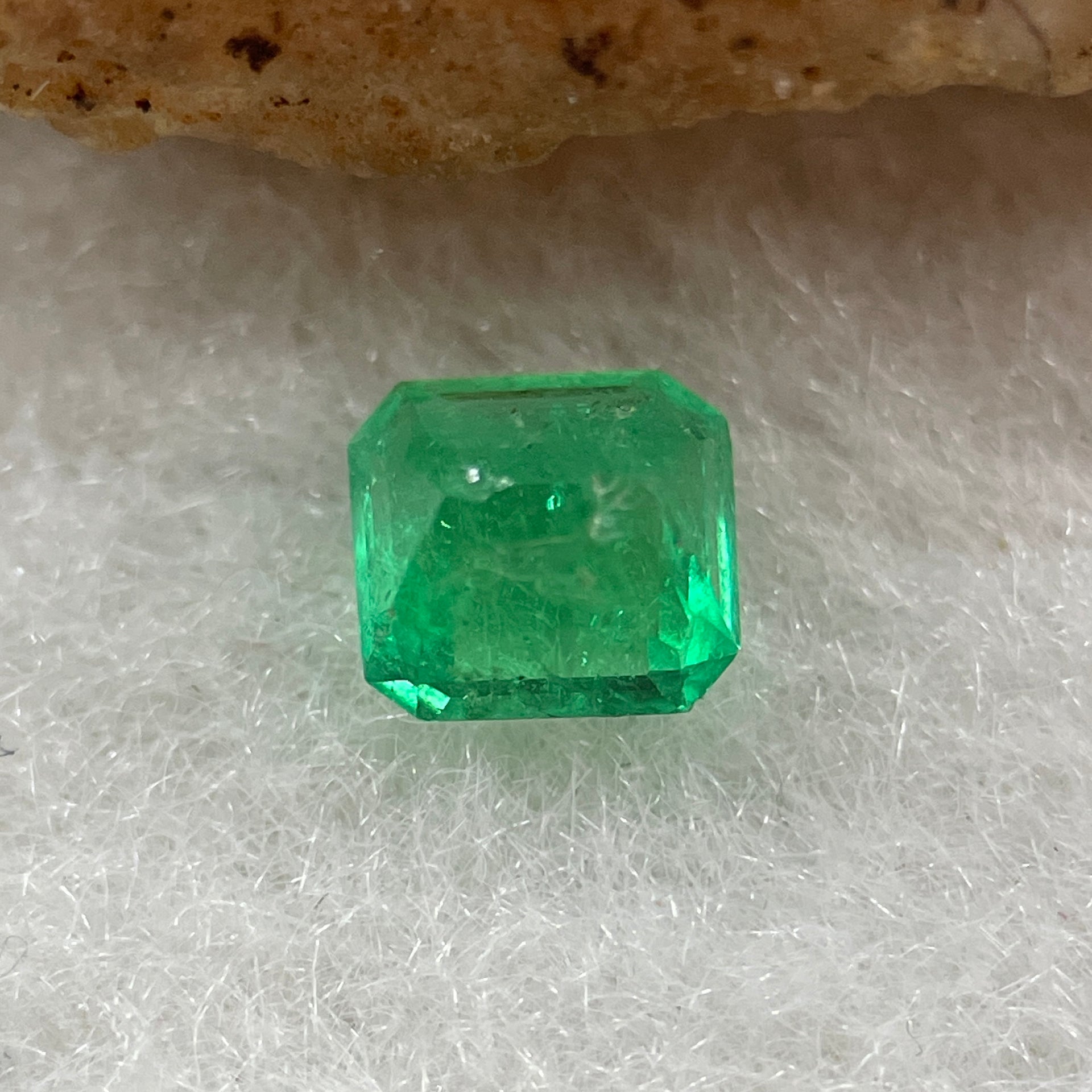 Natural Colombia Vivid Green Emerald (Beryl) Cut-Cornered Rectangular Step cut 0.44ct 4.8 by 4.6 by 2.9mm - Huangs Jadeite and Jewelry Pte Ltd