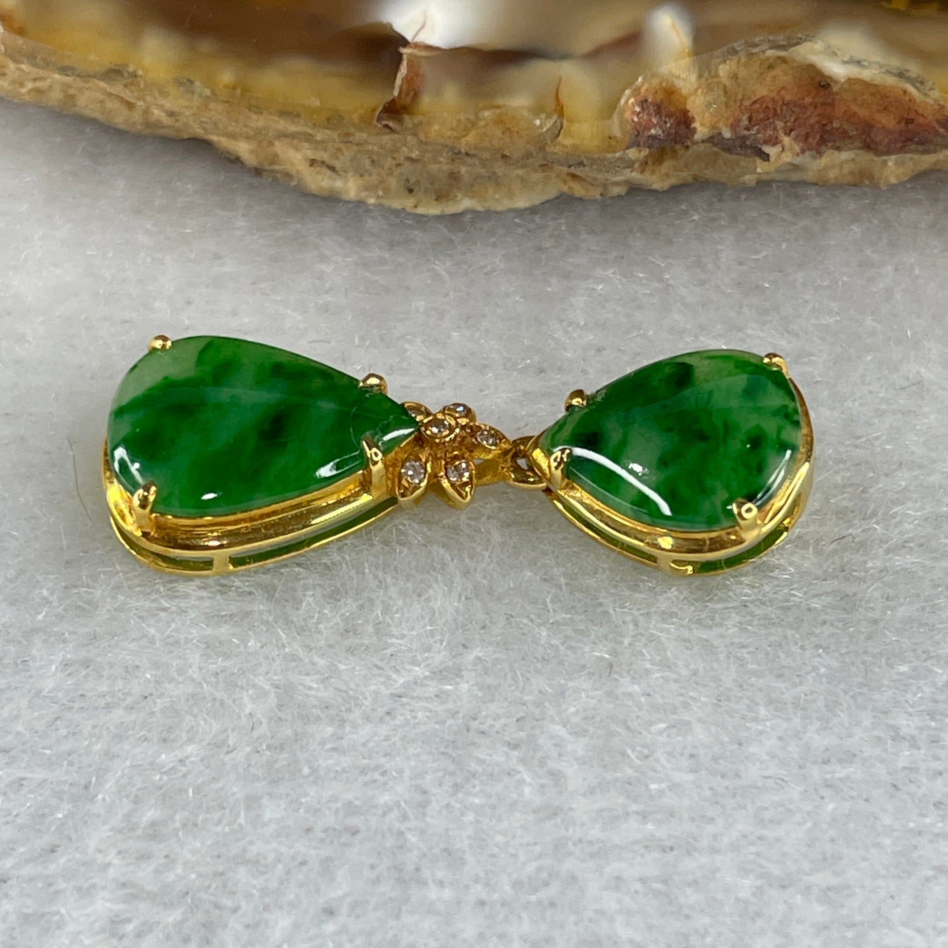 Type A Spicy Green Tear Drop Design Jade Jadeite 18k Yellow gold 1.4g 26.9 by 9.7 by 4.3mm - Huangs Jadeite and Jewelry Pte Ltd