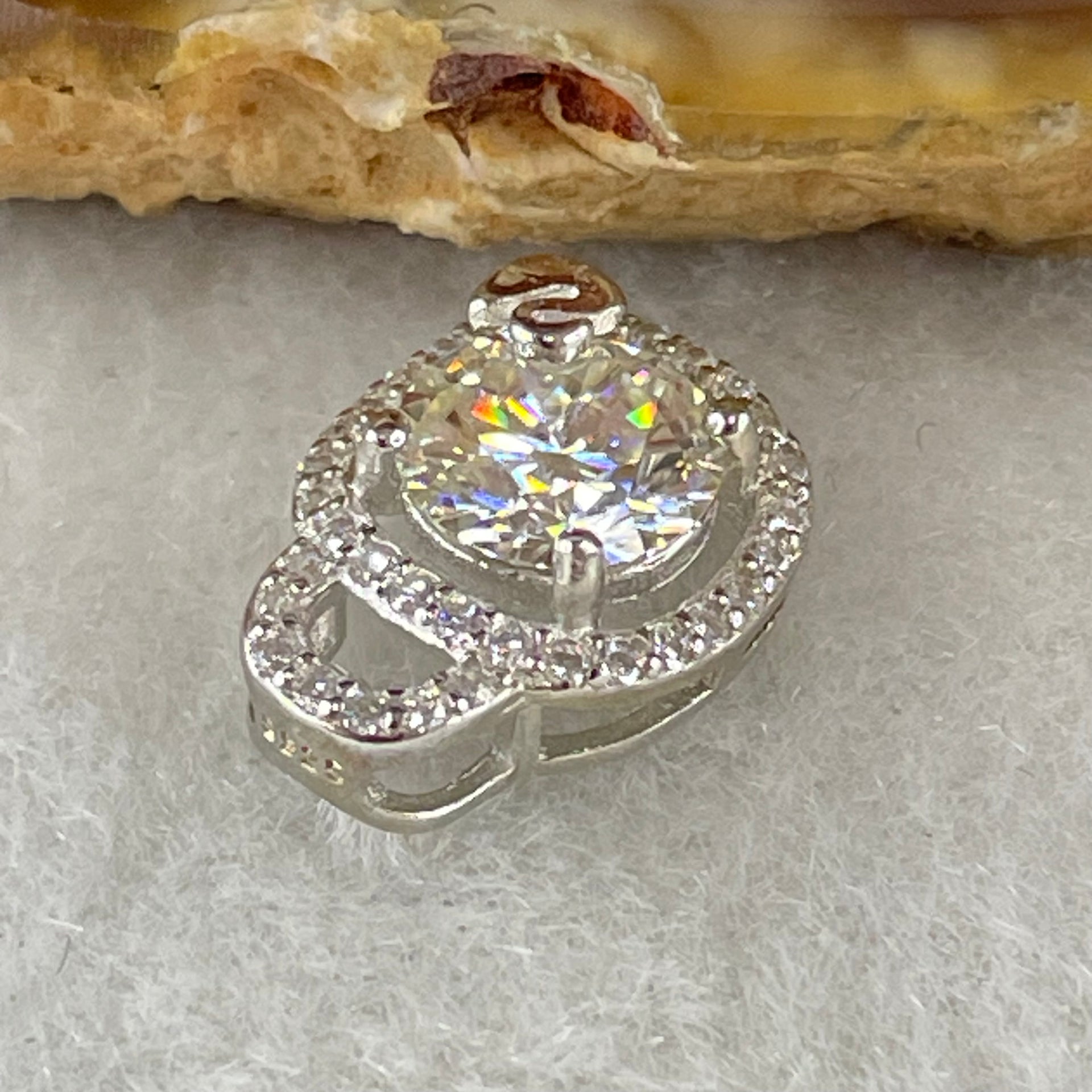 1.0 Ct Colourless Round Brilliant Diameter 6.5mm VVS1 Excellent Cut Moissanite Excellent Polish Excellent Symmetry None Florescence in S925 Silver Pendant GRA 218553559 - Huangs Jadeite and Jewelry Pte Ltd