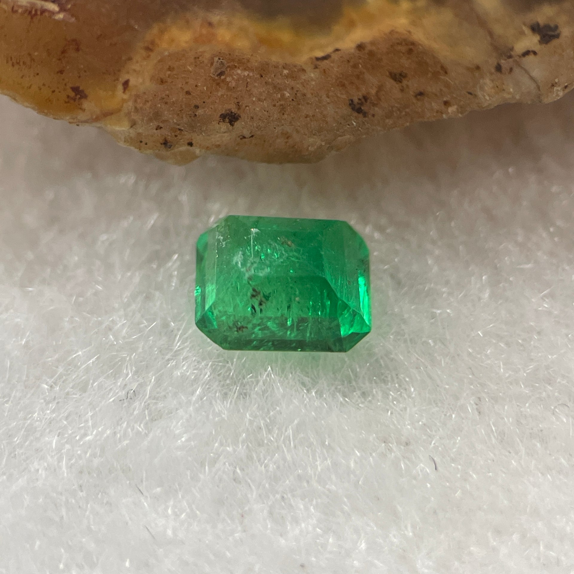 Natural Colombia Green Emerald (Beryl) Cut-Cornered Rectangular step cut 0.56ct 5.8 by 4.5 by 2.9mm - Huangs Jadeite and Jewelry Pte Ltd