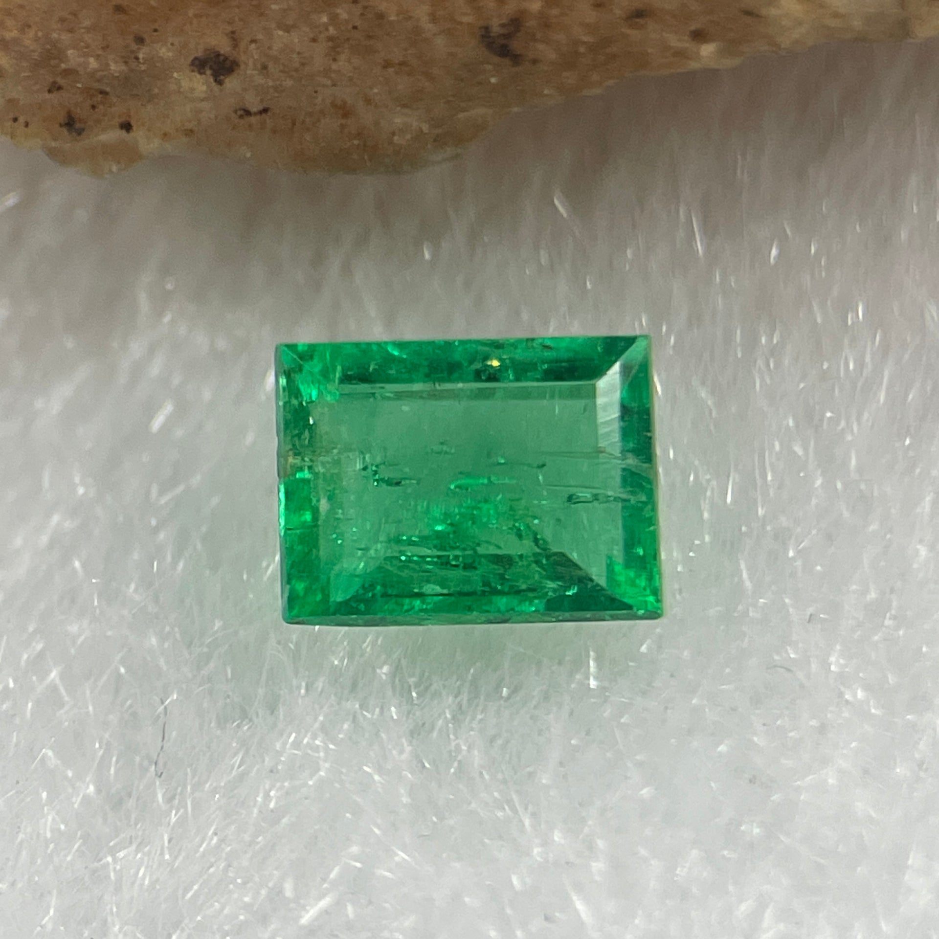 Natural Colombia Vivid Green Emerald (Beryl) Cut-Cornered Rectangular Step cut 0.39ct 5.3 by 4.1 by 2.1mm - Huangs Jadeite and Jewelry Pte Ltd