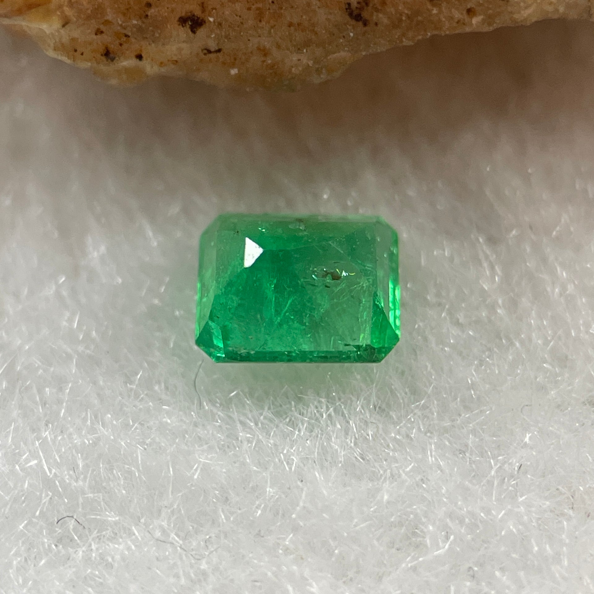 Natural Colombia Vivid Green Emerald (Beryl) Cut-Cornered Rectangular Step cut 0.41ct 5.0 by 4.1 by 2.9mm - Huangs Jadeite and Jewelry Pte Ltd
