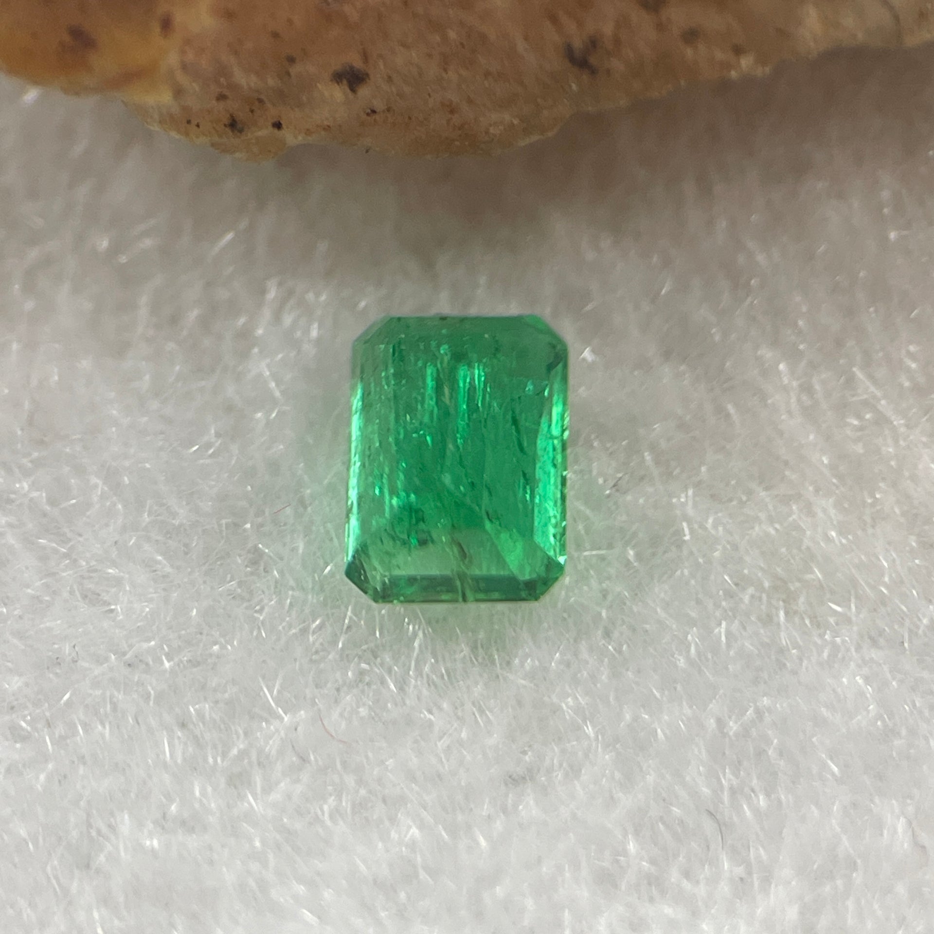 Natural Colombia Vivid Green Emerald (Beryl) Cut-Cornered Rectangular Step cut 0.45ct 5.4 by 3.9 by 2.6mm - Huangs Jadeite and Jewelry Pte Ltd