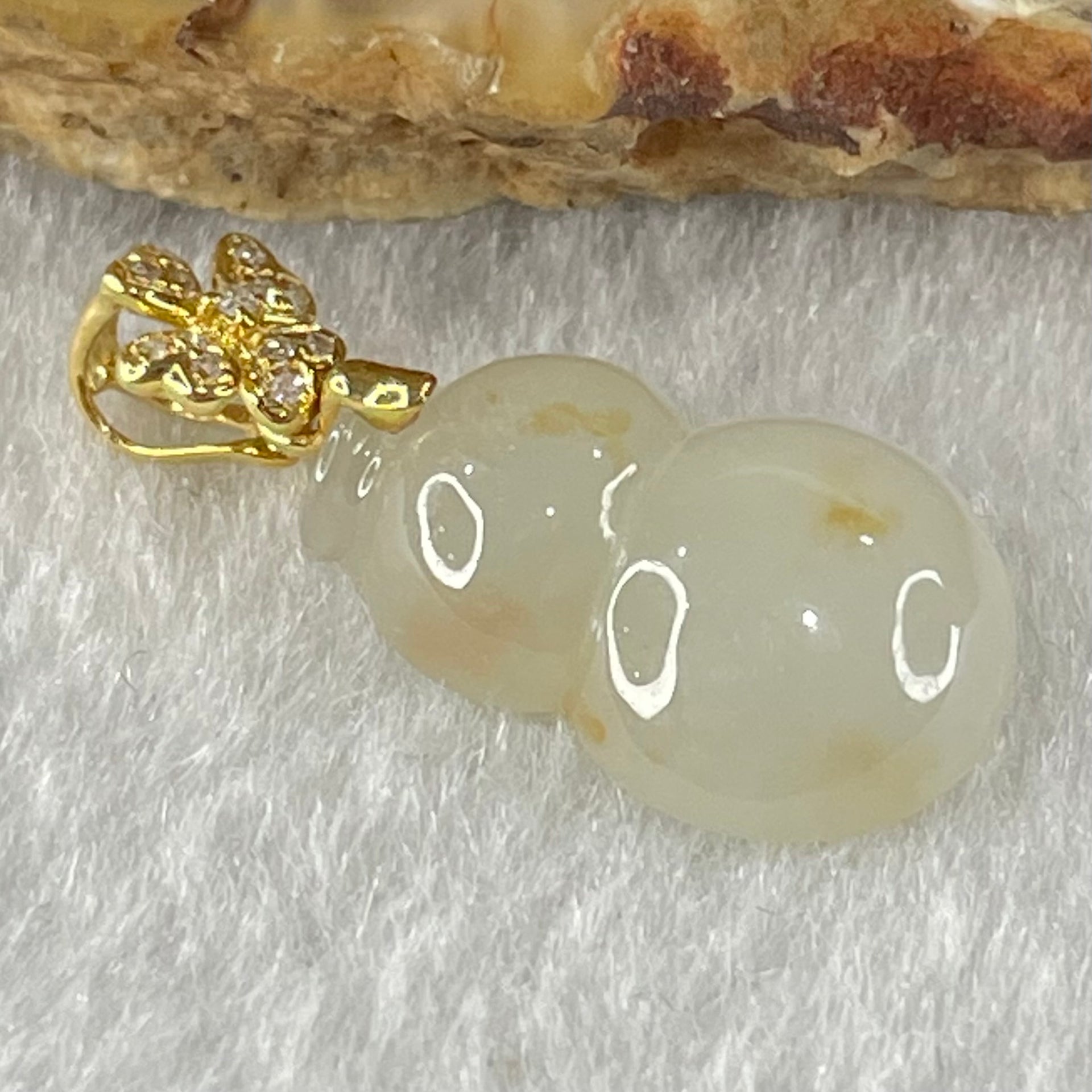 Type A Faint Lavender with Yellow Spots Jadeite Hulu with Diamonds in 18K AU750 Yellow Gold Four Leaf Clover Pendant 1.94g 15.8 by 10.9 by 5.0mm - Huangs Jadeite and Jewelry Pte Ltd