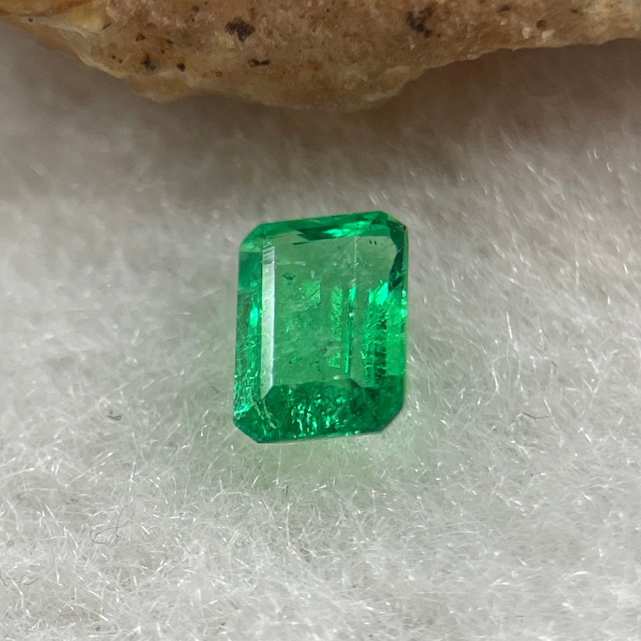 Natural Colombia Vivid Green Emerald (Beryl) Cut-Cornered Rectangular Step cut 0.44ct 5.8 by 4.0 by 2.6mm - Huangs Jadeite and Jewelry Pte Ltd