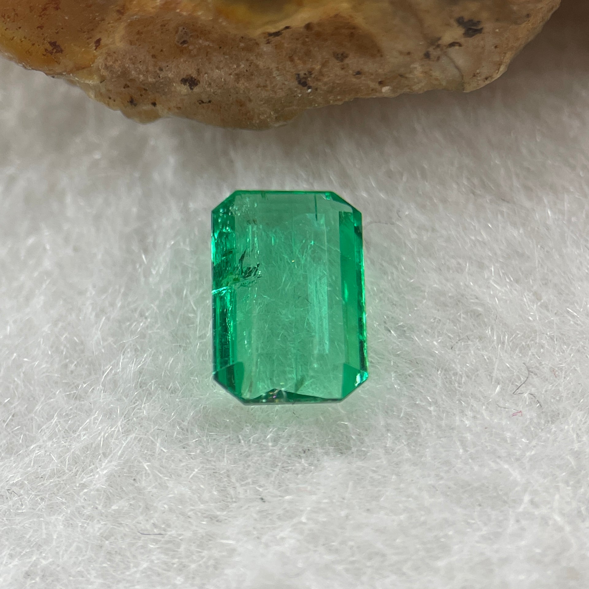 Natural Colombia Vivid Green Emerald (Beryl) Cut-Cornered Rectangular Step cut 0.93ct 8.4 by 5.5 by 2.3mm - Huangs Jadeite and Jewelry Pte Ltd