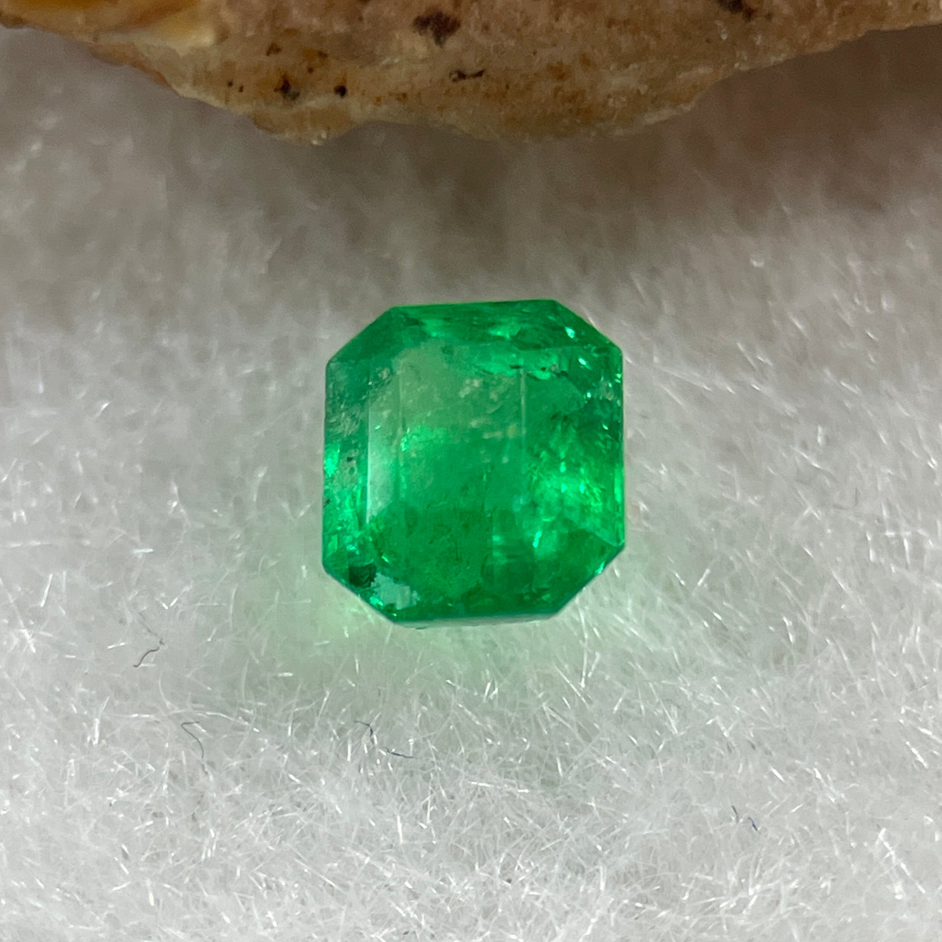 Natural Colombia Vivid Green Emerald (Beryl) Cut-Cornered Rectangular Step cut 0.43ct 5.0 by 4.1 by 2.9mm - Huangs Jadeite and Jewelry Pte Ltd