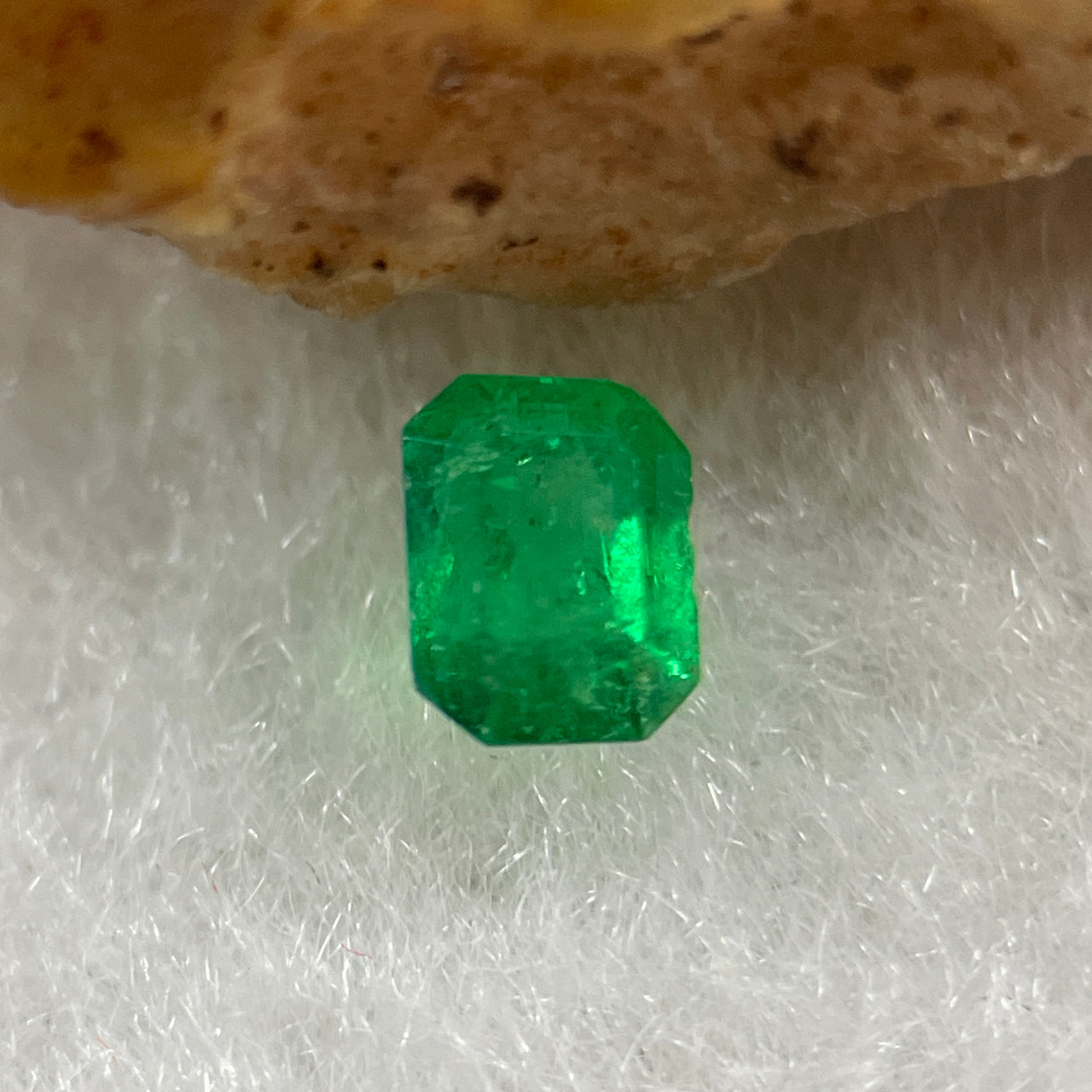 Natural Colombia Vivid Green Emerald (Beryl) Cut-Cornered Rectangular Step cut 0.42ct 4.8 by 3.7 by 3.2mm - Huangs Jadeite and Jewelry Pte Ltd