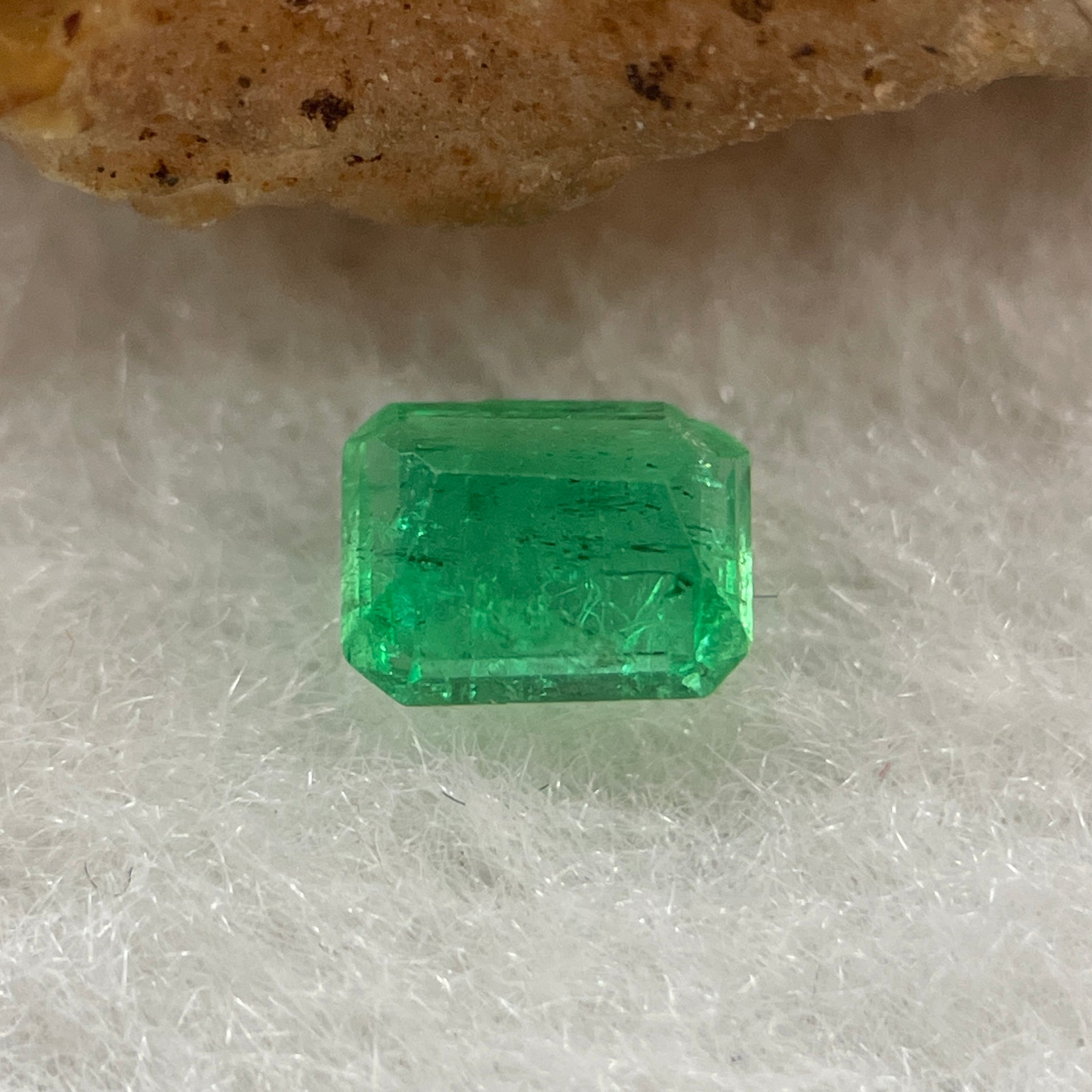 Natural Colombia Vivid Green Emerald (Beryl) Cut-Cornered Rectangular Step cut 0.40ct 5.2 by 3.5 by 2.4mm - Huangs Jadeite and Jewelry Pte Ltd