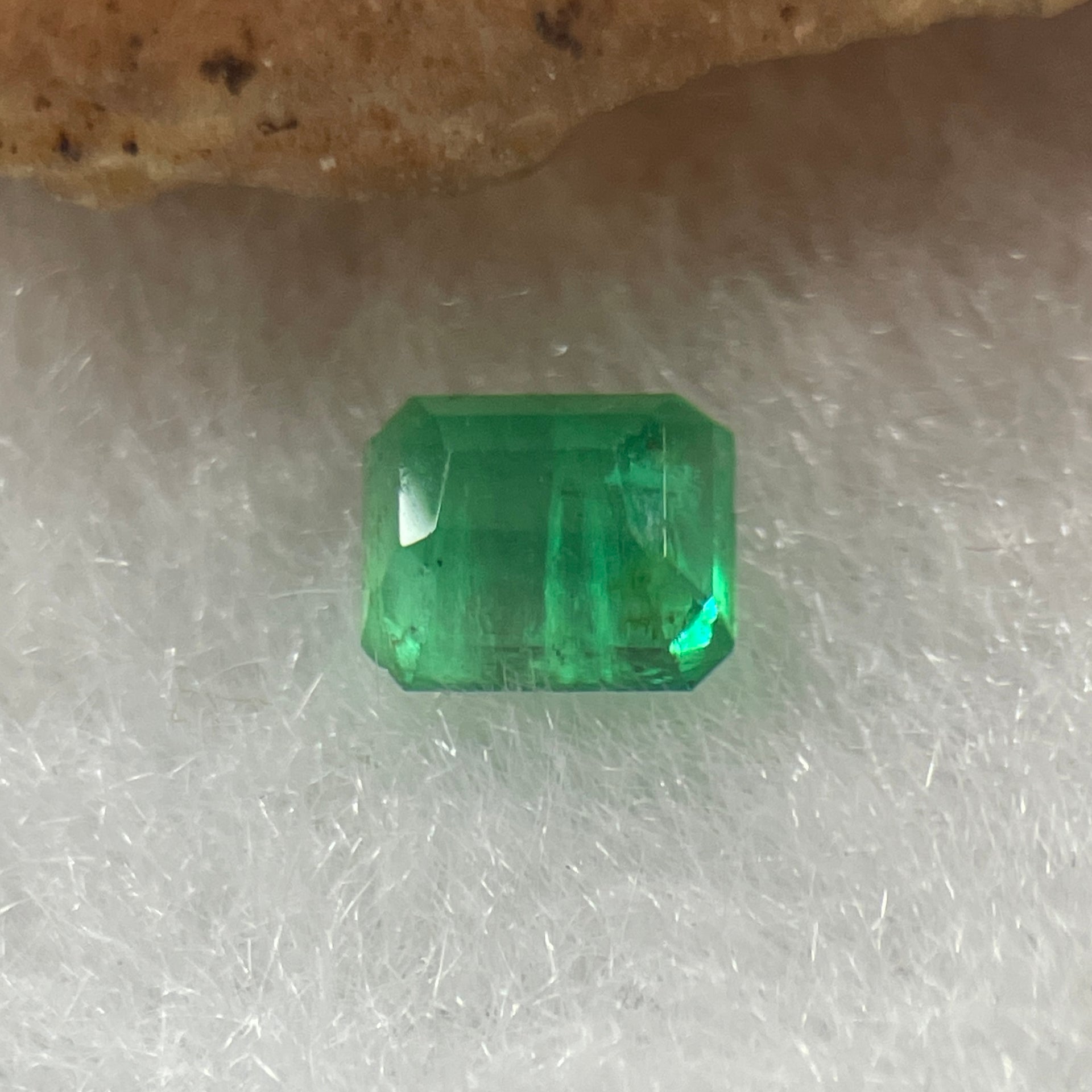 Natural Colombia Vivid Green Emerald (Beryl) Cut-Cornered Rectangular Step cut 0.41ct 4.1 by 4.0 by 2.6mm - Huangs Jadeite and Jewelry Pte Ltd