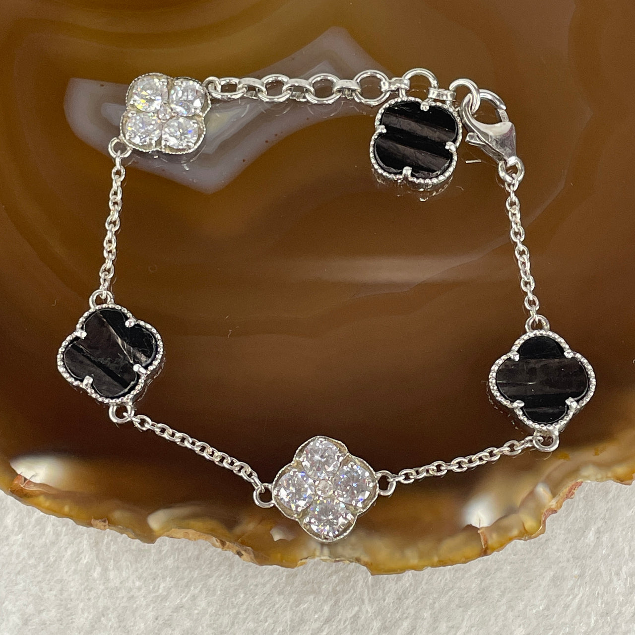 0.5Ct Colourless Round Brilliant Diameter 5.0mm VVS1 Excellent Cut Moissanite Excellent Polish Excellent Symmetry None Florescence and Black Hypersthene in S925 Sliver 4 Leafs Clover Bracelet 15-19cm