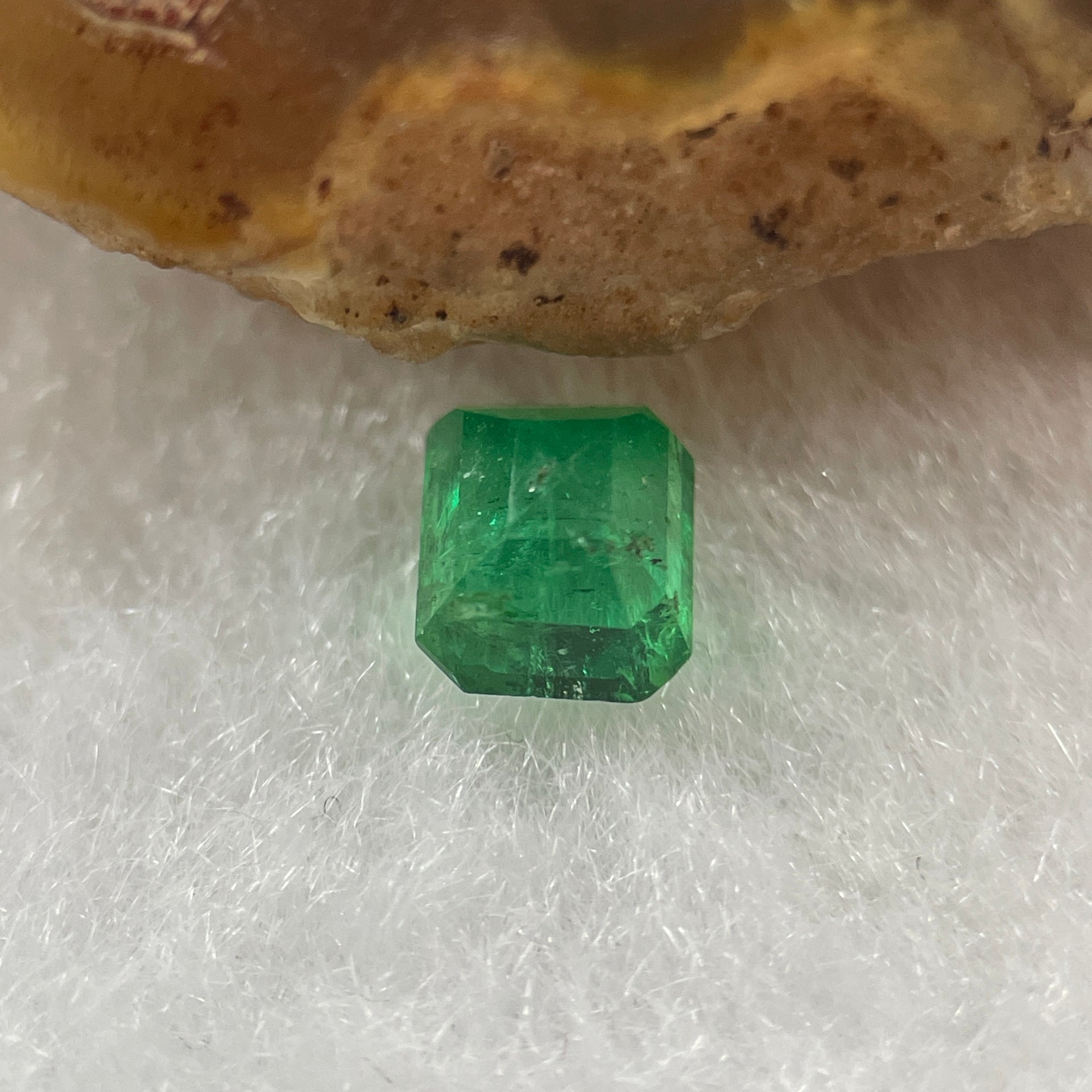 Natural Colombia Green Emerald (Beryl) Cut-Cornered Rectangular step cut 0.56ct 5.8 by 4.5 by 2.9mm - Huangs Jadeite and Jewelry Pte Ltd
