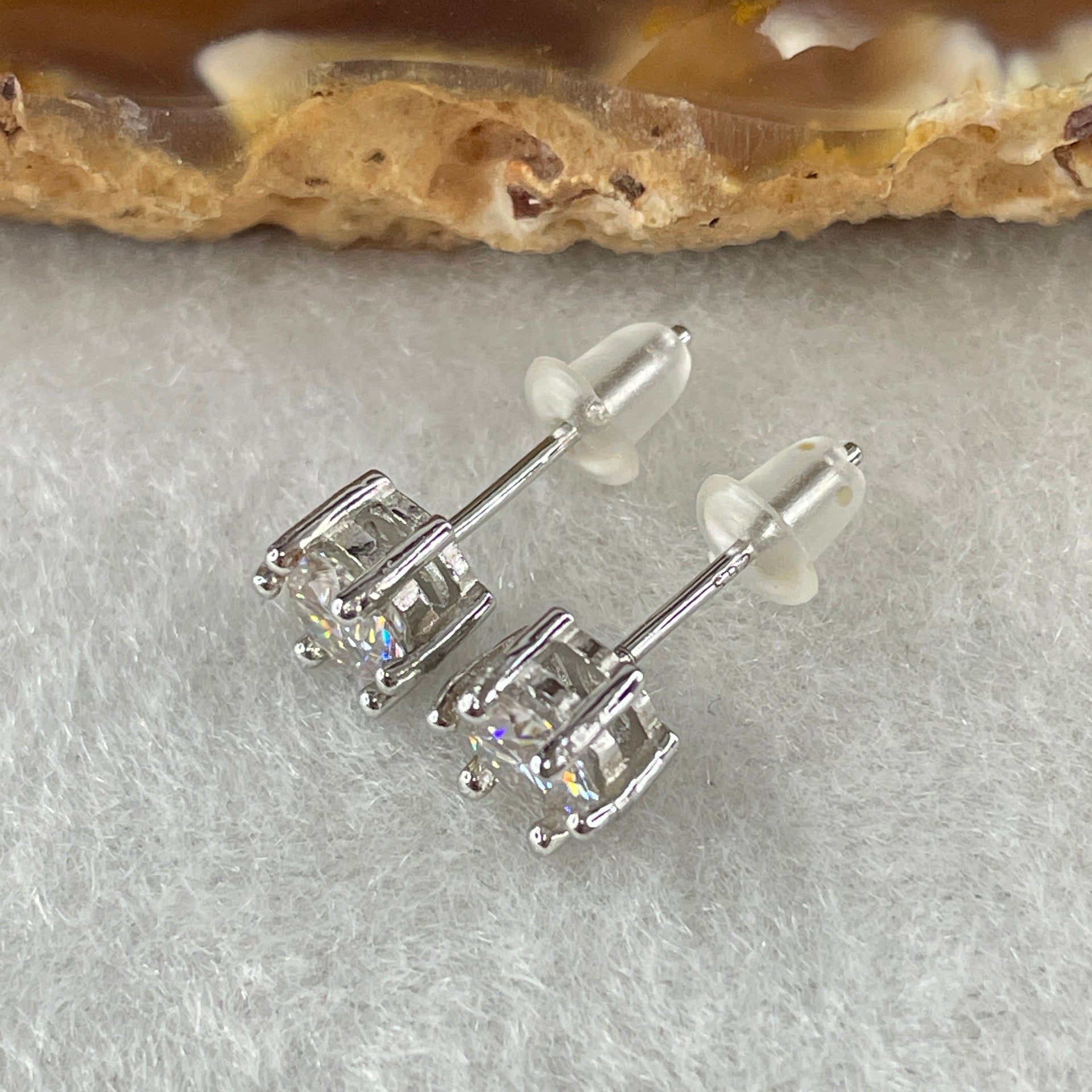 0.5 Ct Colourless Round Brilliant Diameter 5.0mm D VVS1 Excellent Cut Excellent Polish Excellent Symmetry None Florescence Moissanite in S925 Silver Earrings GRA 218444636 - Huangs Jadeite and Jewelry Pte Ltd