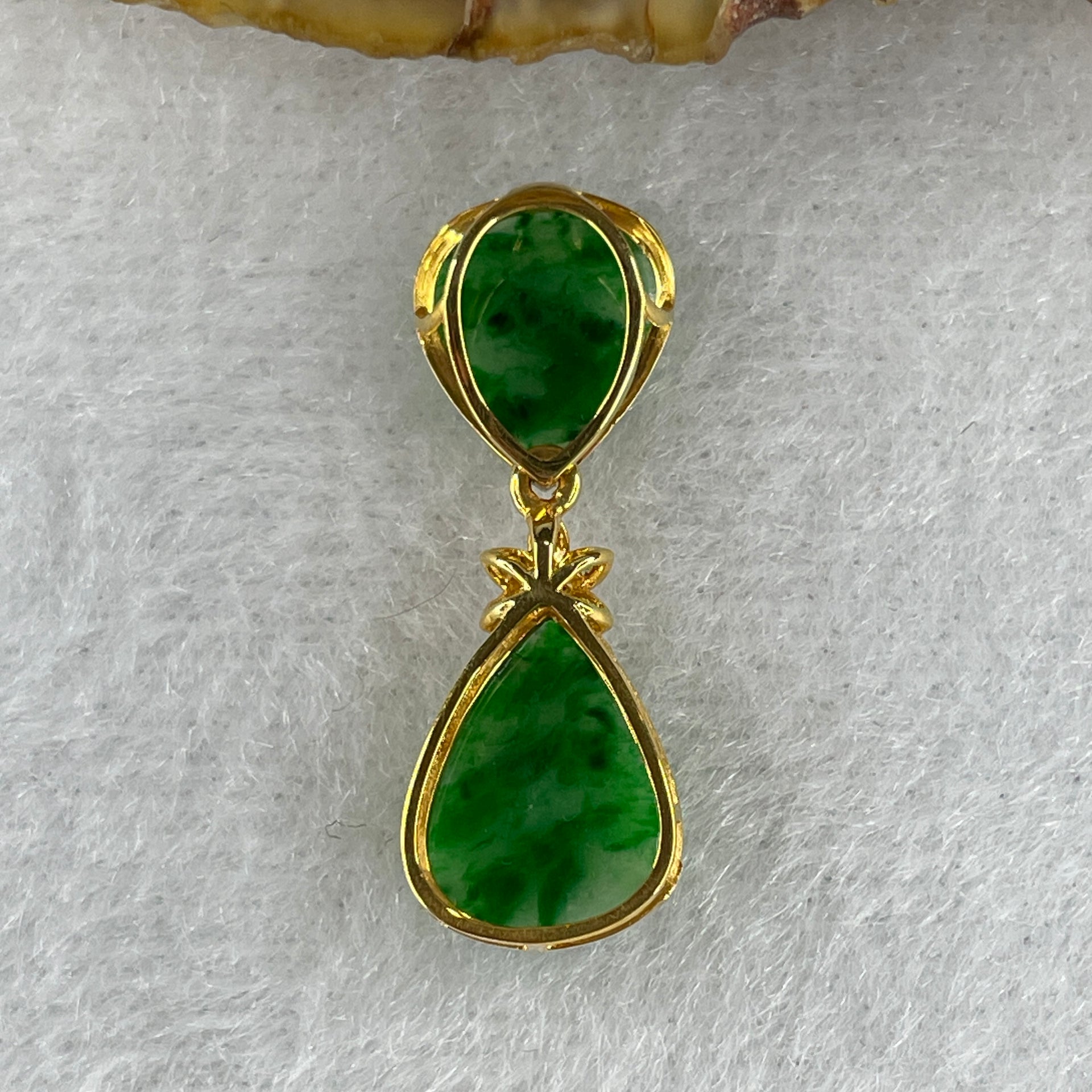 Type A Spicy Green Tear Drop Design Jade Jadeite 18k Yellow gold 1.4g 26.9 by 9.7 by 4.3mm - Huangs Jadeite and Jewelry Pte Ltd