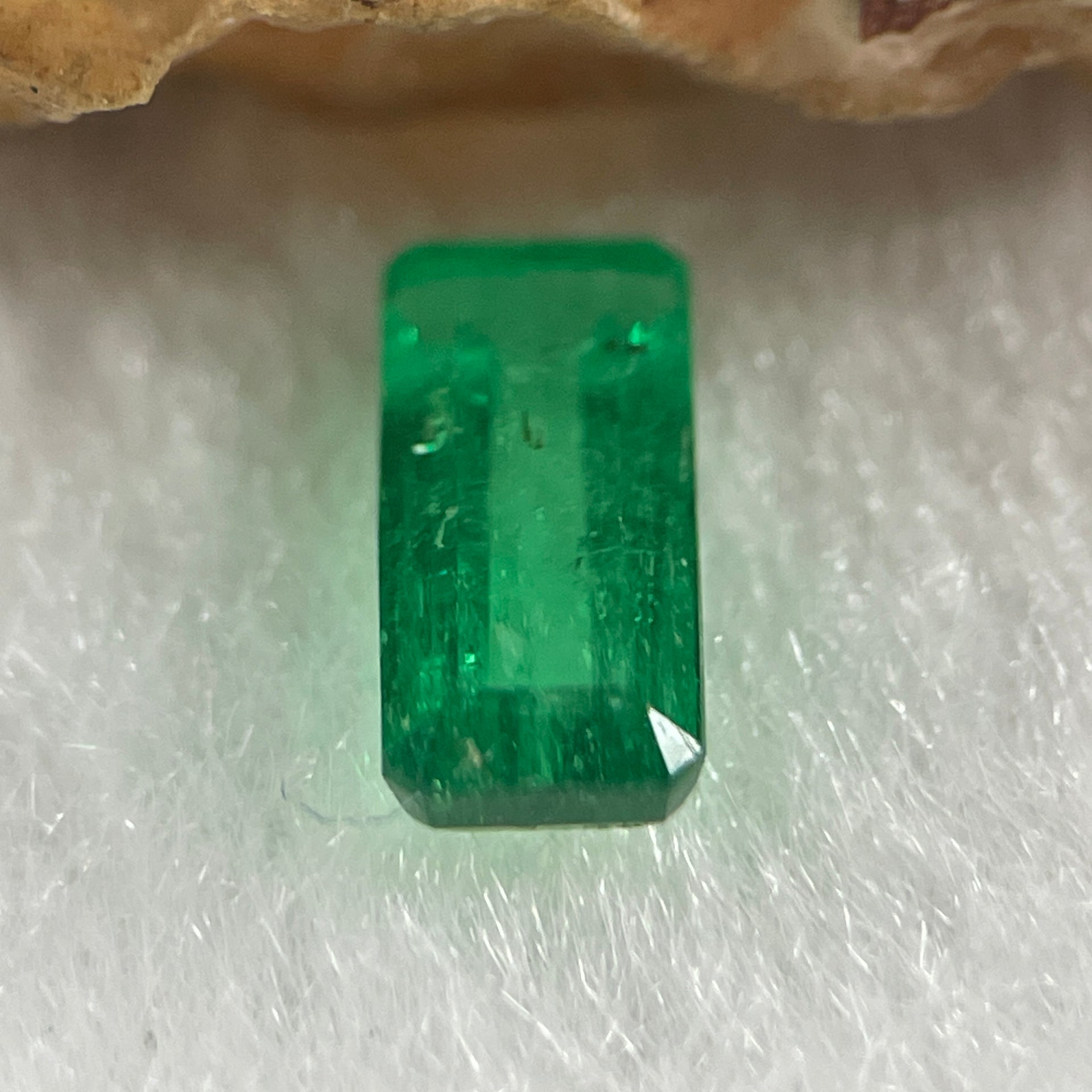 Natural Colombia Green Emerald (Beryl) Cut-Cornered Rectangular step cut 0.88ct 8.5 by 3.8 by 2.8mm - Huangs Jadeite and Jewelry Pte Ltd