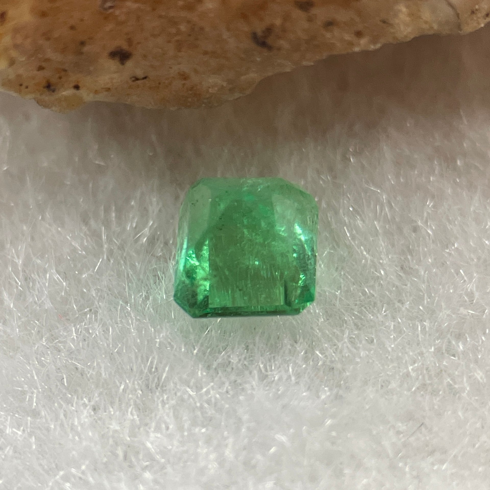 Natural Colombia Vivid Green Emerald (Beryl) Cut-Cornered Square Step cut 0.40ct 4.3 by 4.1 by 3.2mm - Huangs Jadeite and Jewelry Pte Ltd