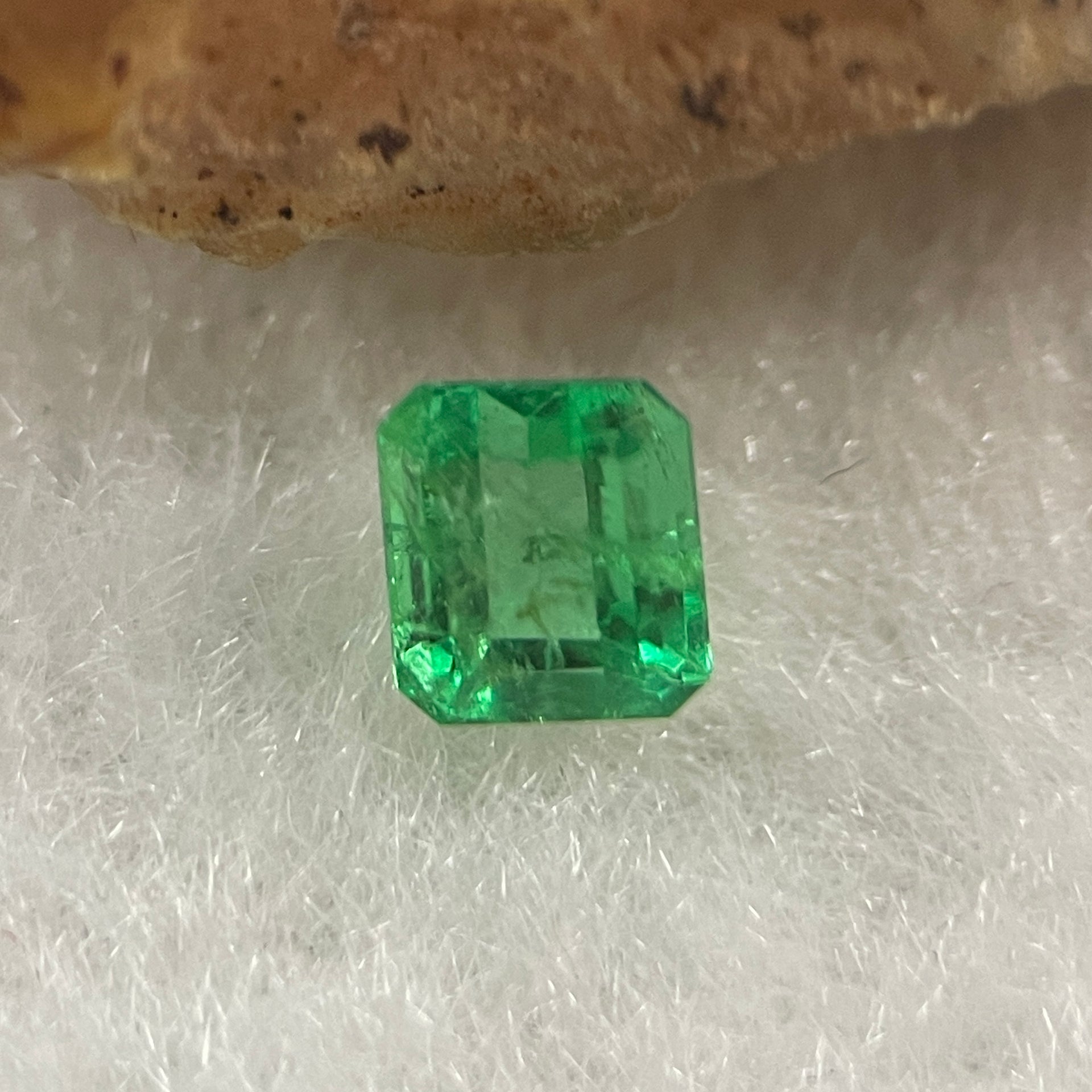 Natural Colombia Vivid Green Emerald (Beryl) Cut-Cornered Rectangular Step cut 0.42ct 4.6 by 4.1 by 3.0mm - Huangs Jadeite and Jewelry Pte Ltd