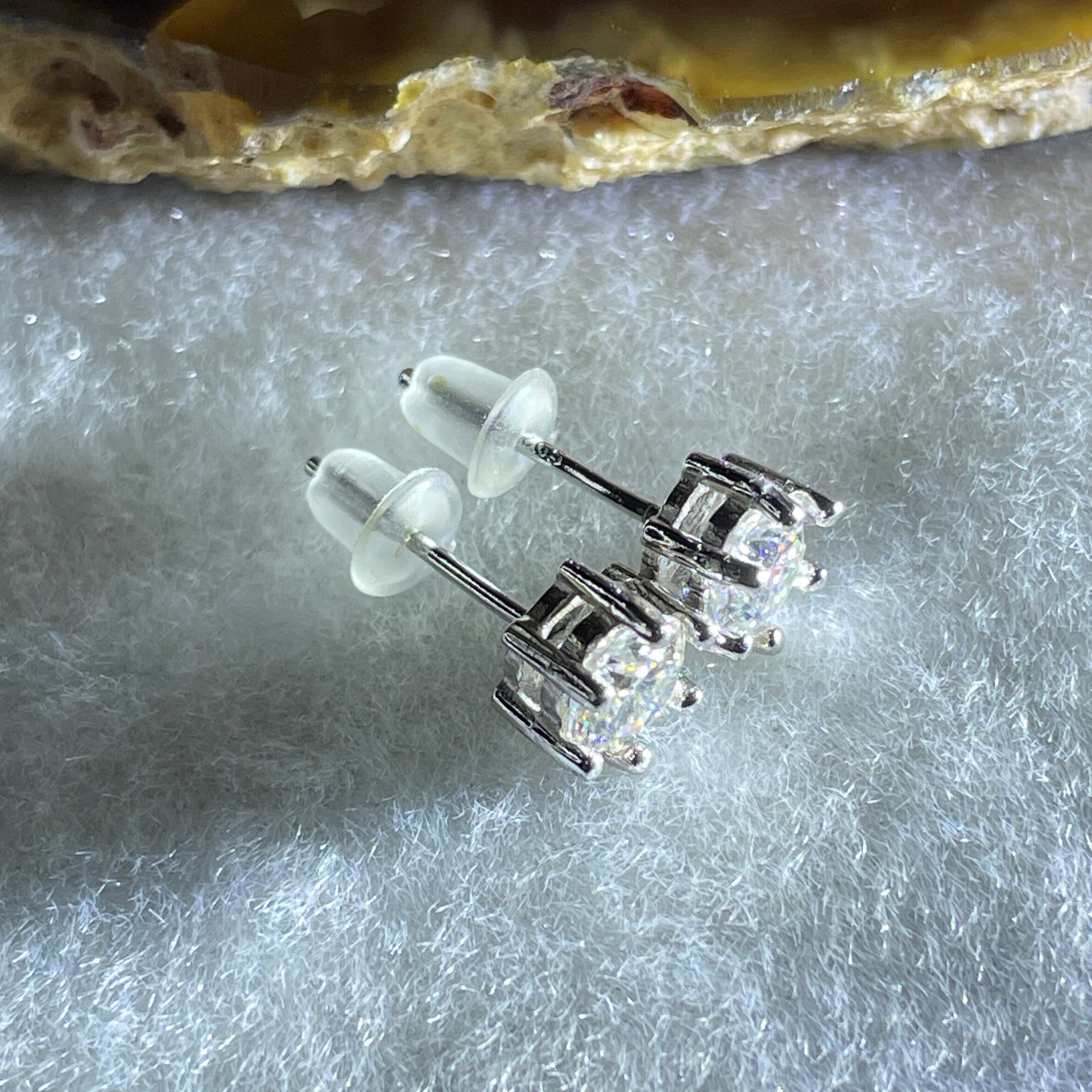 0.5 Ct Colourless Round Brilliant Diameter 5.0mm D VVS1 Excellent Cut Excellent Polish Excellent Symmetry None Florescence Moissanite in S925 Silver Earrings GRA 218444636 - Huangs Jadeite and Jewelry Pte Ltd