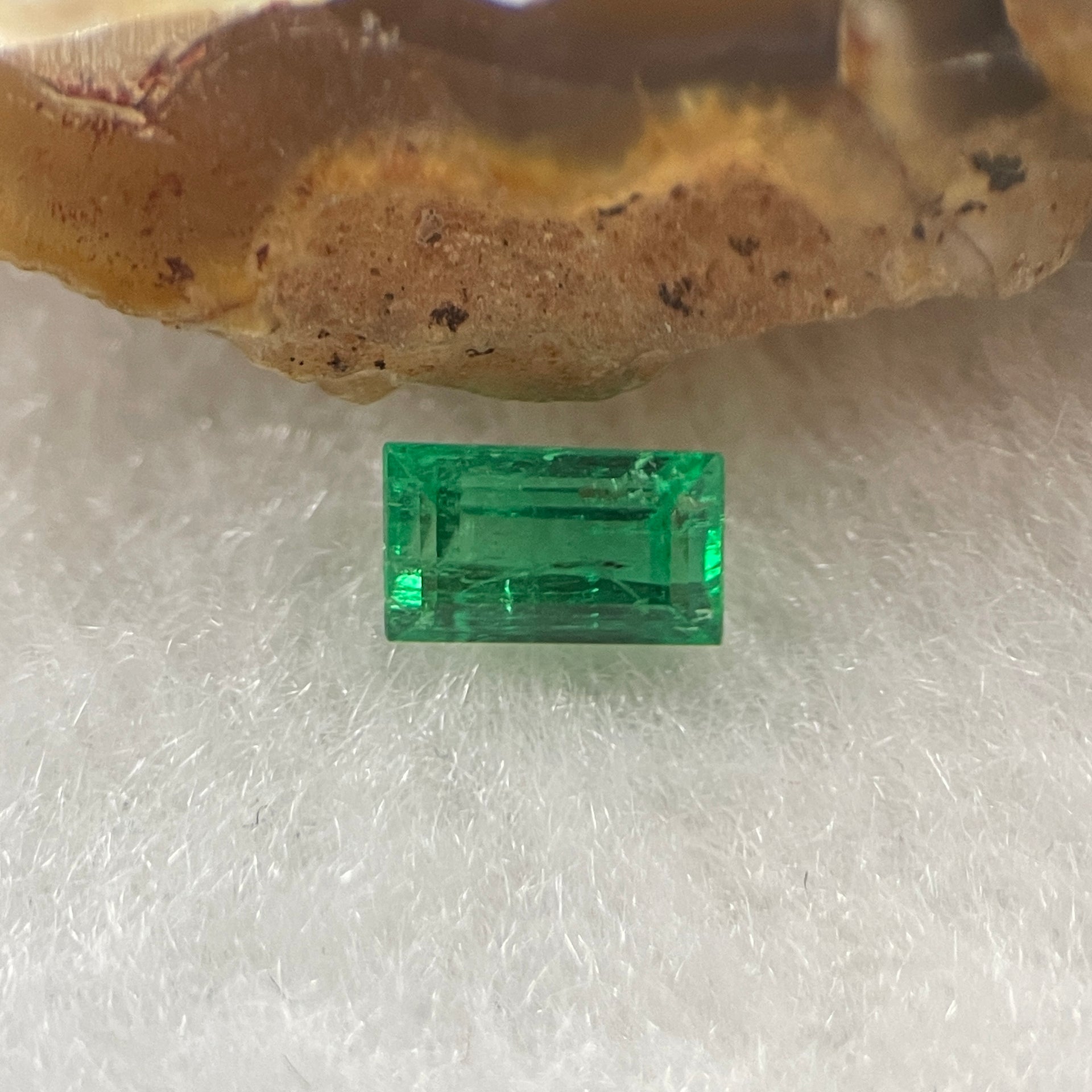 Natural Colombia Green Emerald (Beryl) Cut-Cornered Rectangular step cut 0.56ct 6.0 by 3.6 by 3.2mm - Huangs Jadeite and Jewelry Pte Ltd