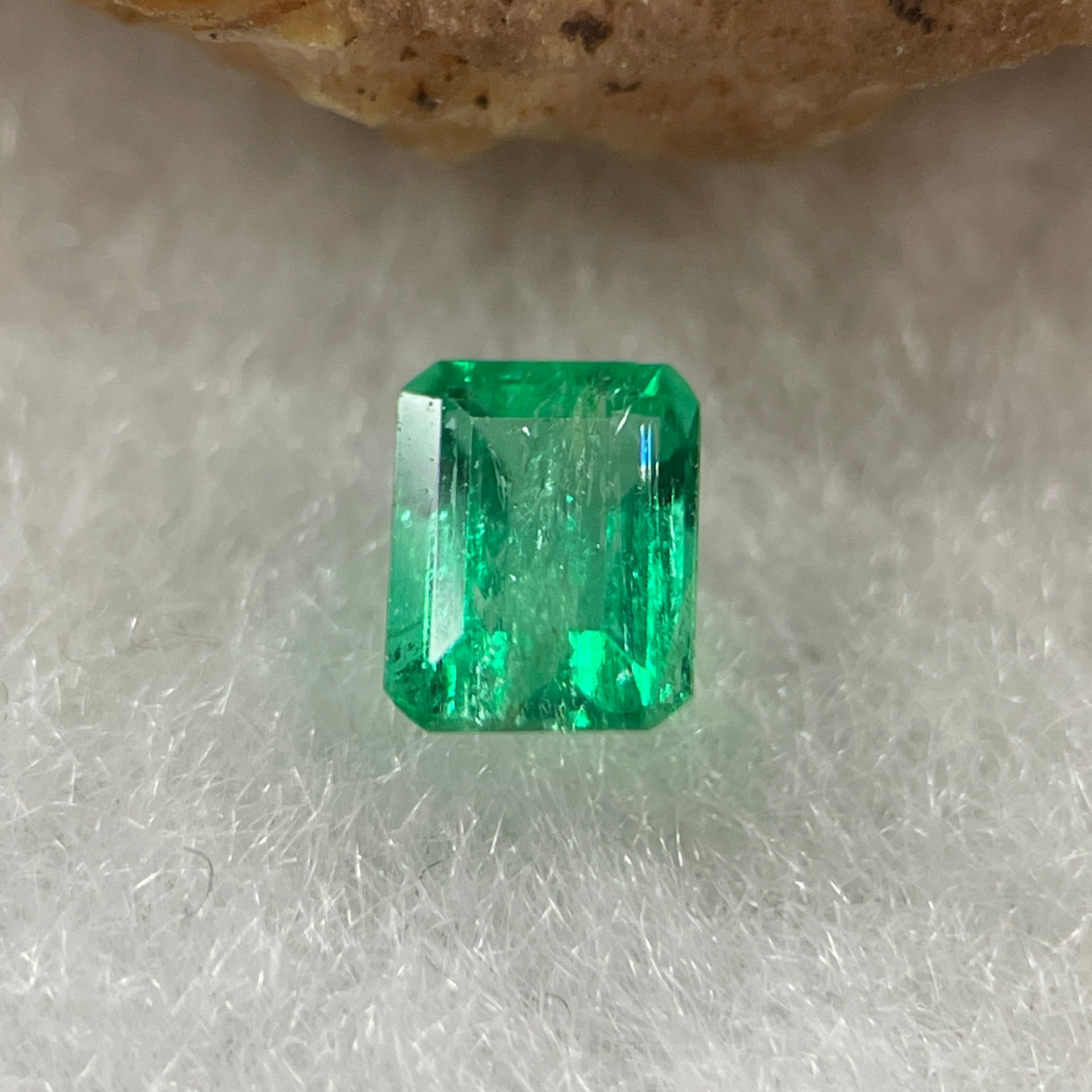 Natural Colombia Vivid Green Emerald (Beryl) Cut-Cornered Square Step cut 0.42ct 5.0 by 4.9 by 2.9mm - Huangs Jadeite and Jewelry Pte Ltd