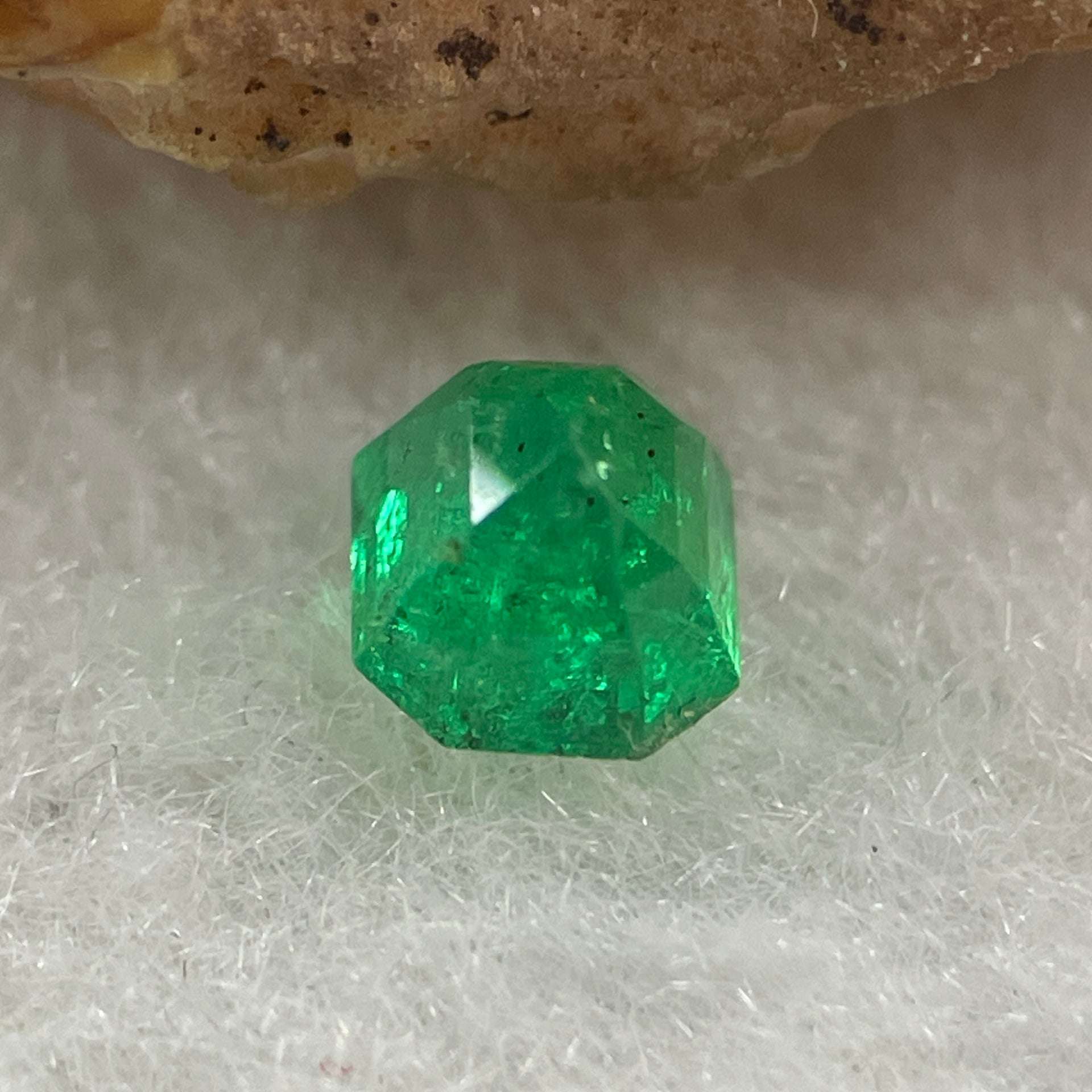Natural Colombia Vivid Green Emerald (Beryl) Cut-Cornered Square Step cut 0.41ct 4.1 by 4.1 by 3.6mm - Huangs Jadeite and Jewelry Pte Ltd