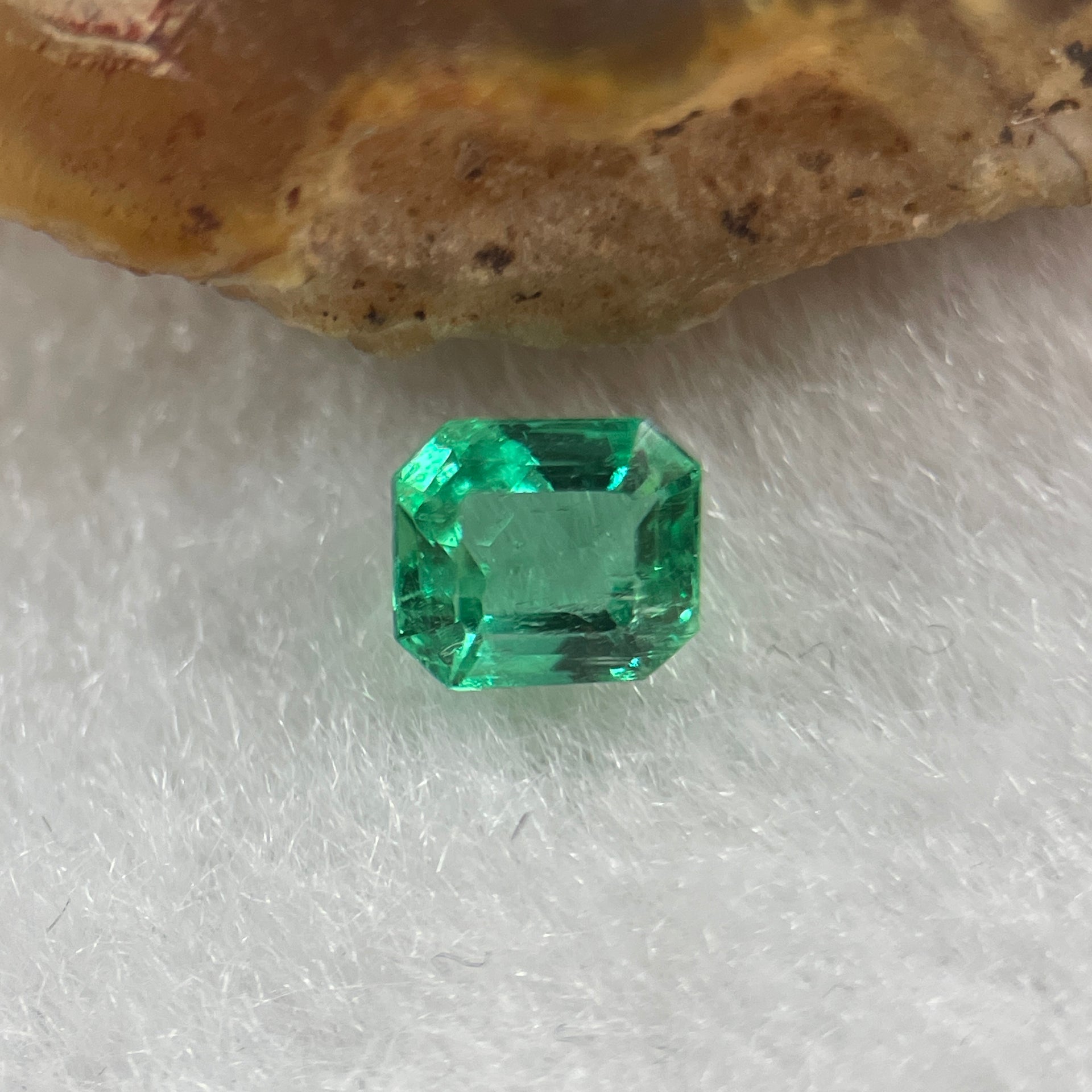 Natural Colombia Green Emerald (Beryl) Cut-Cornered Rectangular step cut 0.55ct 5.0 by 4.5 by 3.3mm - Huangs Jadeite and Jewelry Pte Ltd
