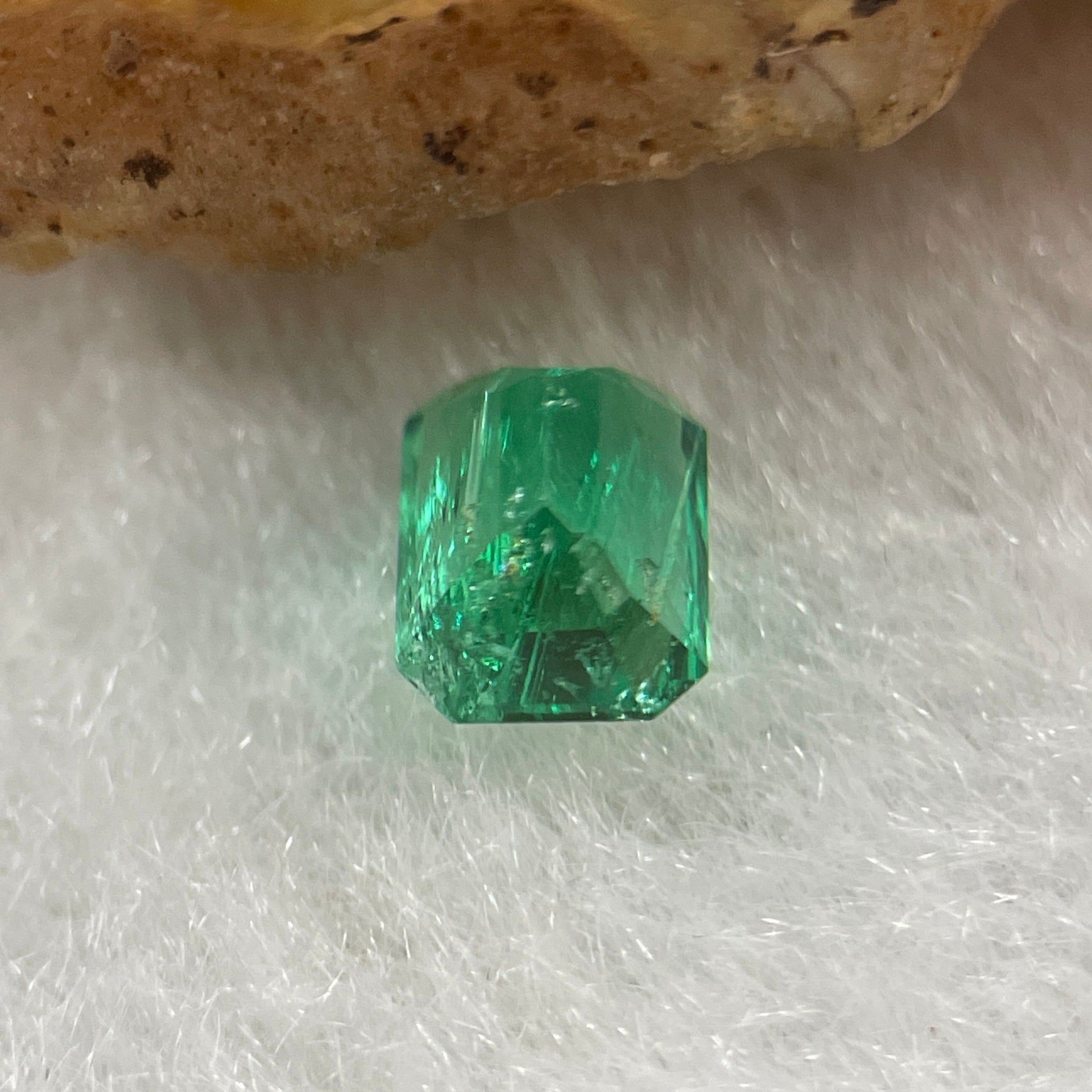Natural Colombia Green Emerald (Beryl) Cut-Cornered Rectangular step cut 0.56ct 5.4 by 4.3 b y 3.6mm - Huangs Jadeite and Jewelry Pte Ltd