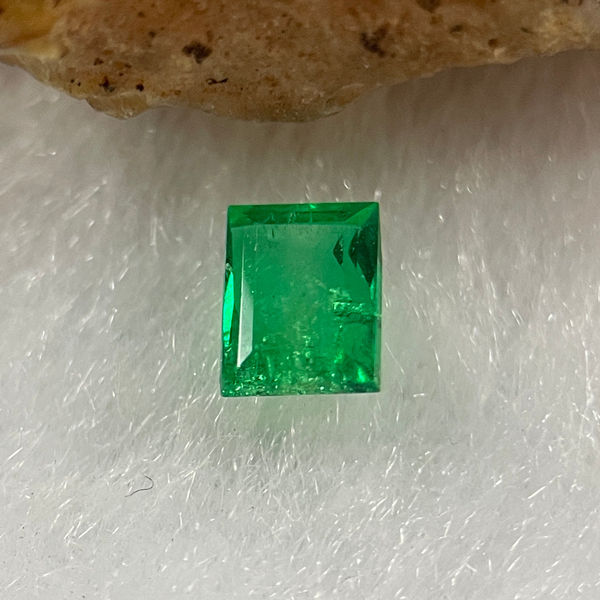 Natural Colombia Vivid Green Emerald (Beryl) Cut-Cornered Rectangular Step cut 0.37ct 4.7 by 3.4 by 2.6mm - Huangs Jadeite and Jewelry Pte Ltd